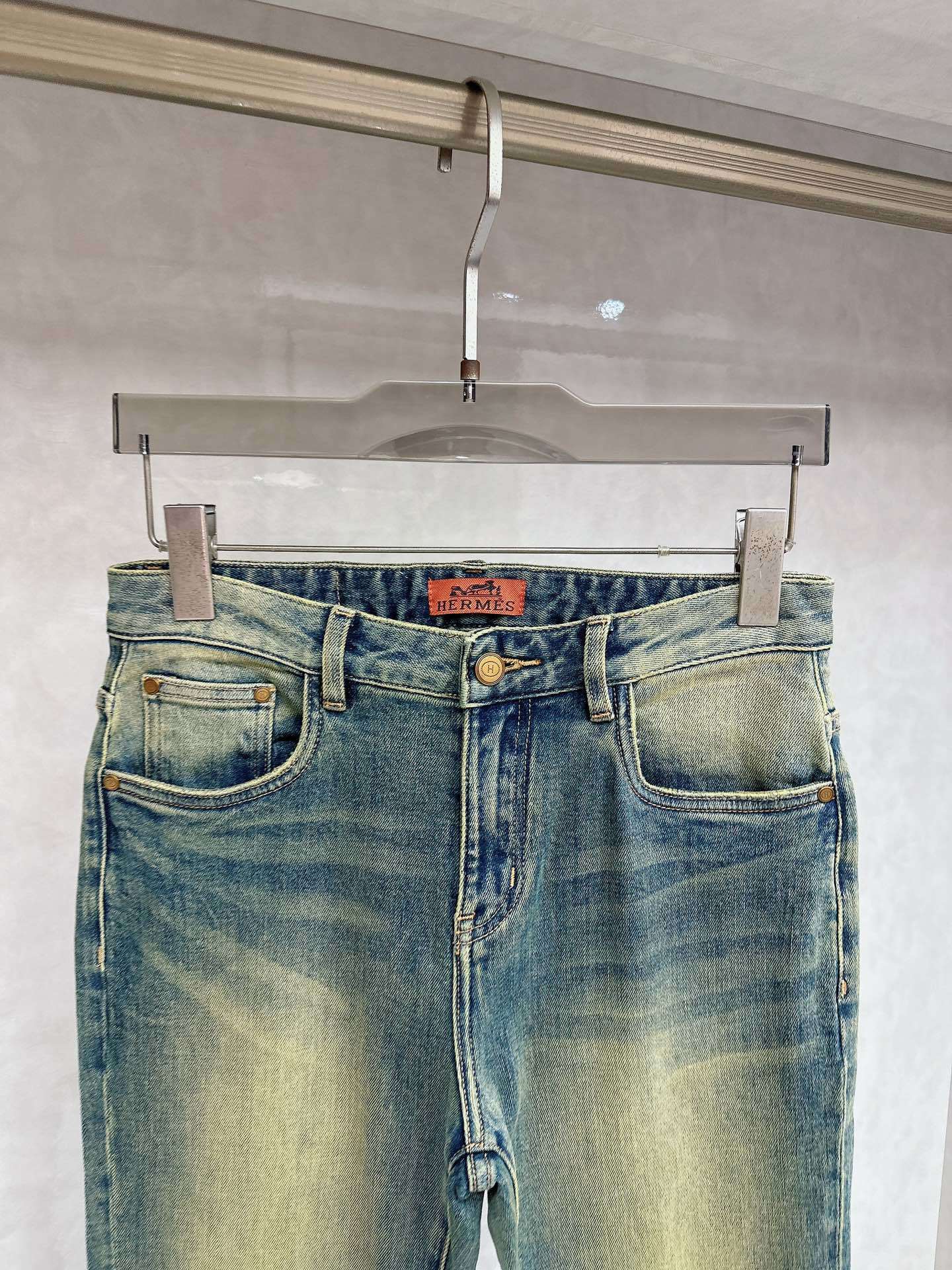 DISTRESSED DENIM JEANS WITH GRAPHIC BACK POCKET