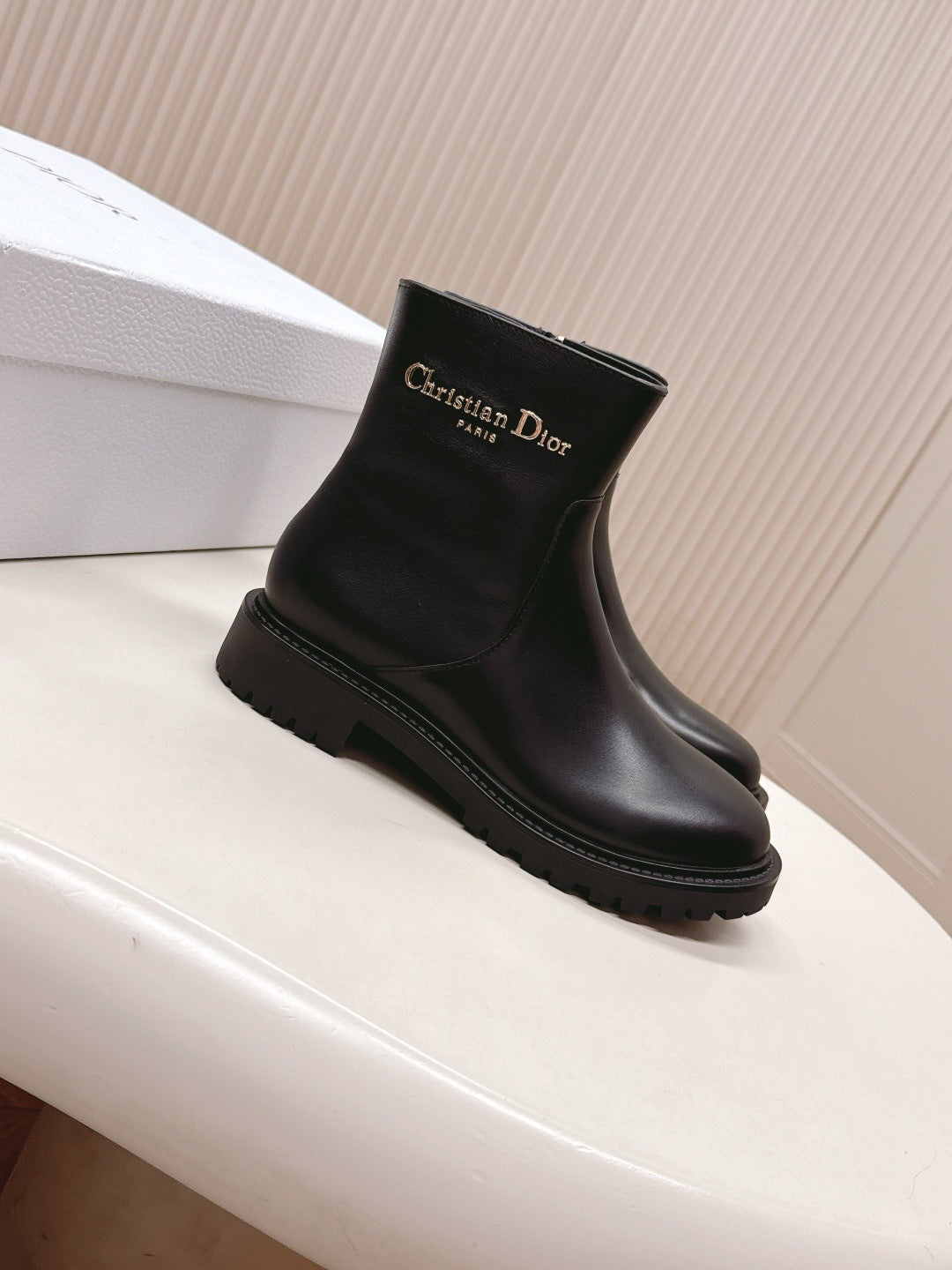 WHITE LEATHER ANKLE BOOTS WITH LUG SOLE