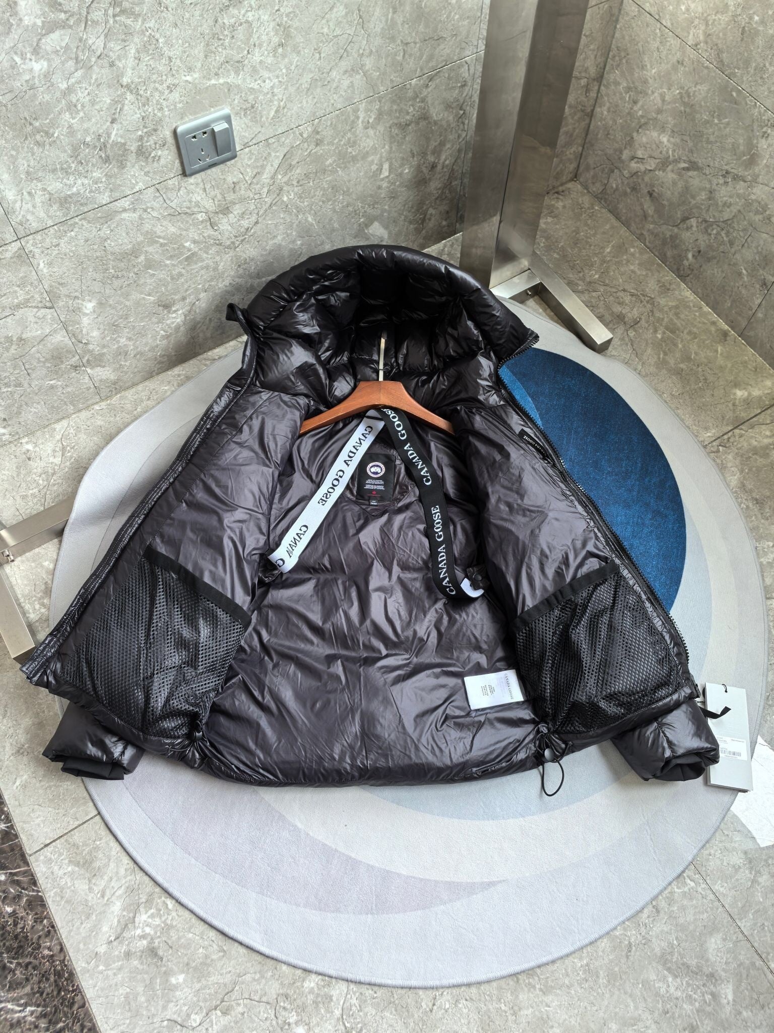 BLACK HOODED PUFFER JACKET