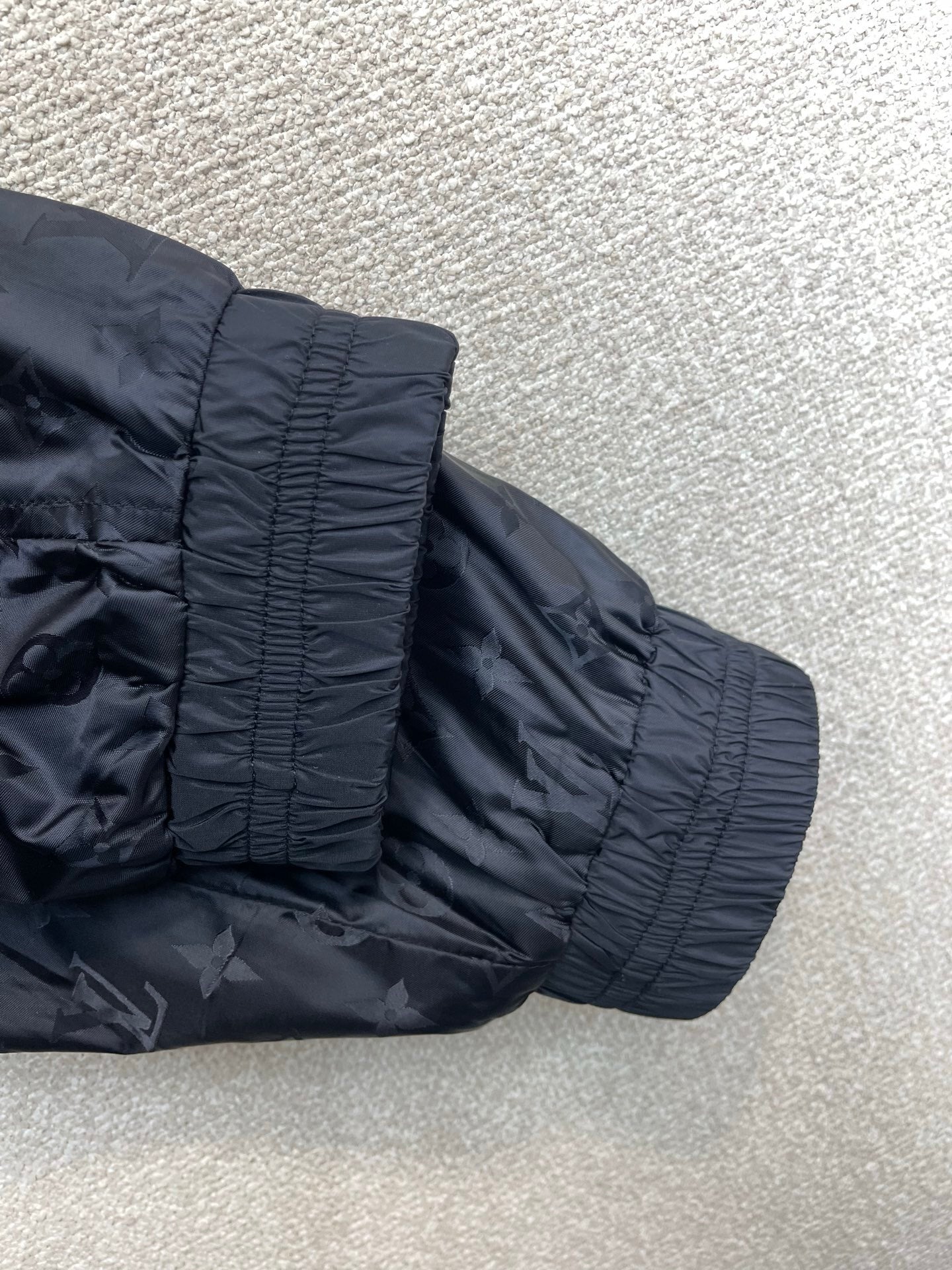 LIGHTWEIGHT HOODED WIND JACKET WITH TONAL PATTERN FINISH