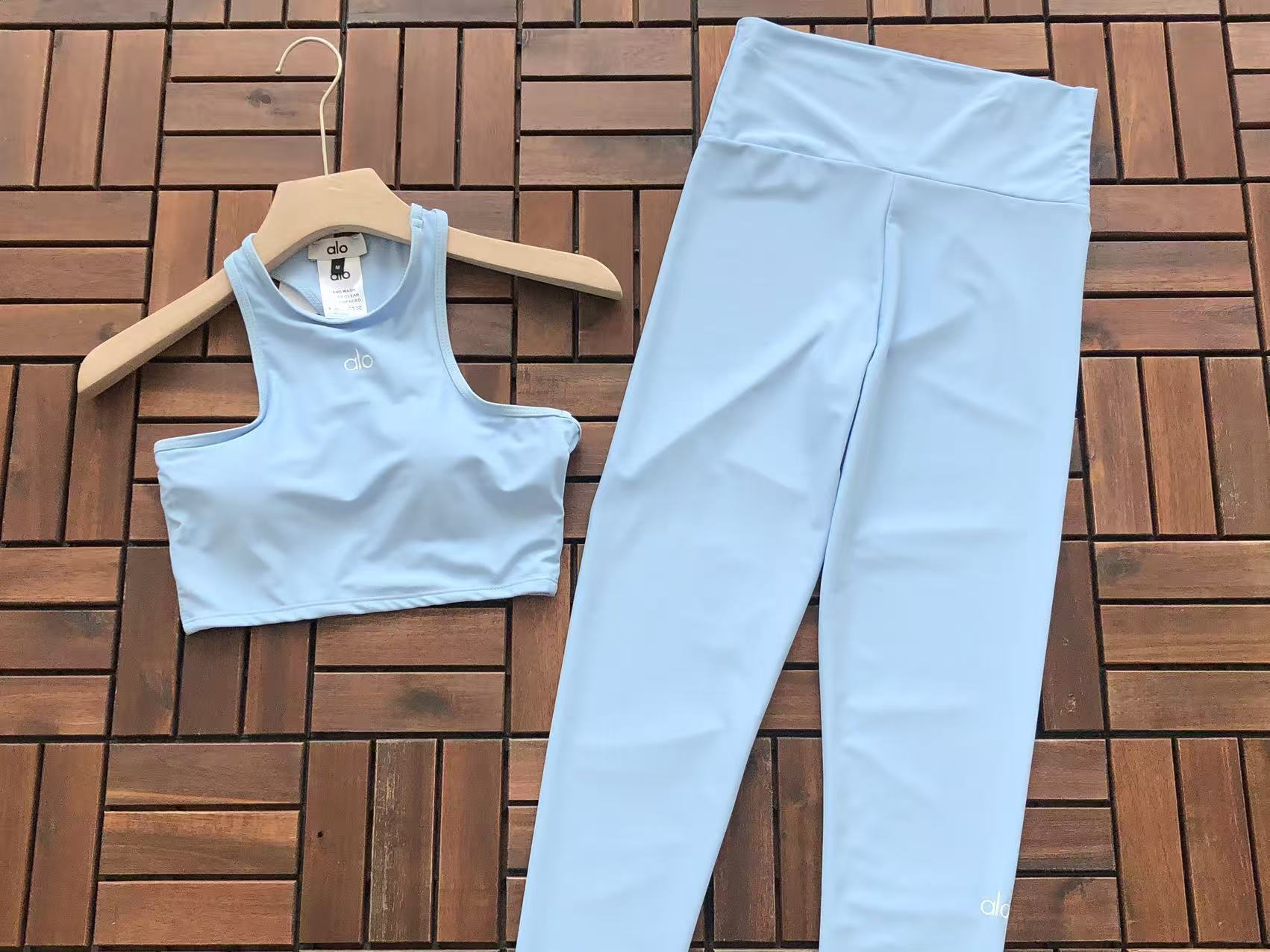HIGH-NECK SPORTS BRA & HIGH-WAIST LEGGINGS SET