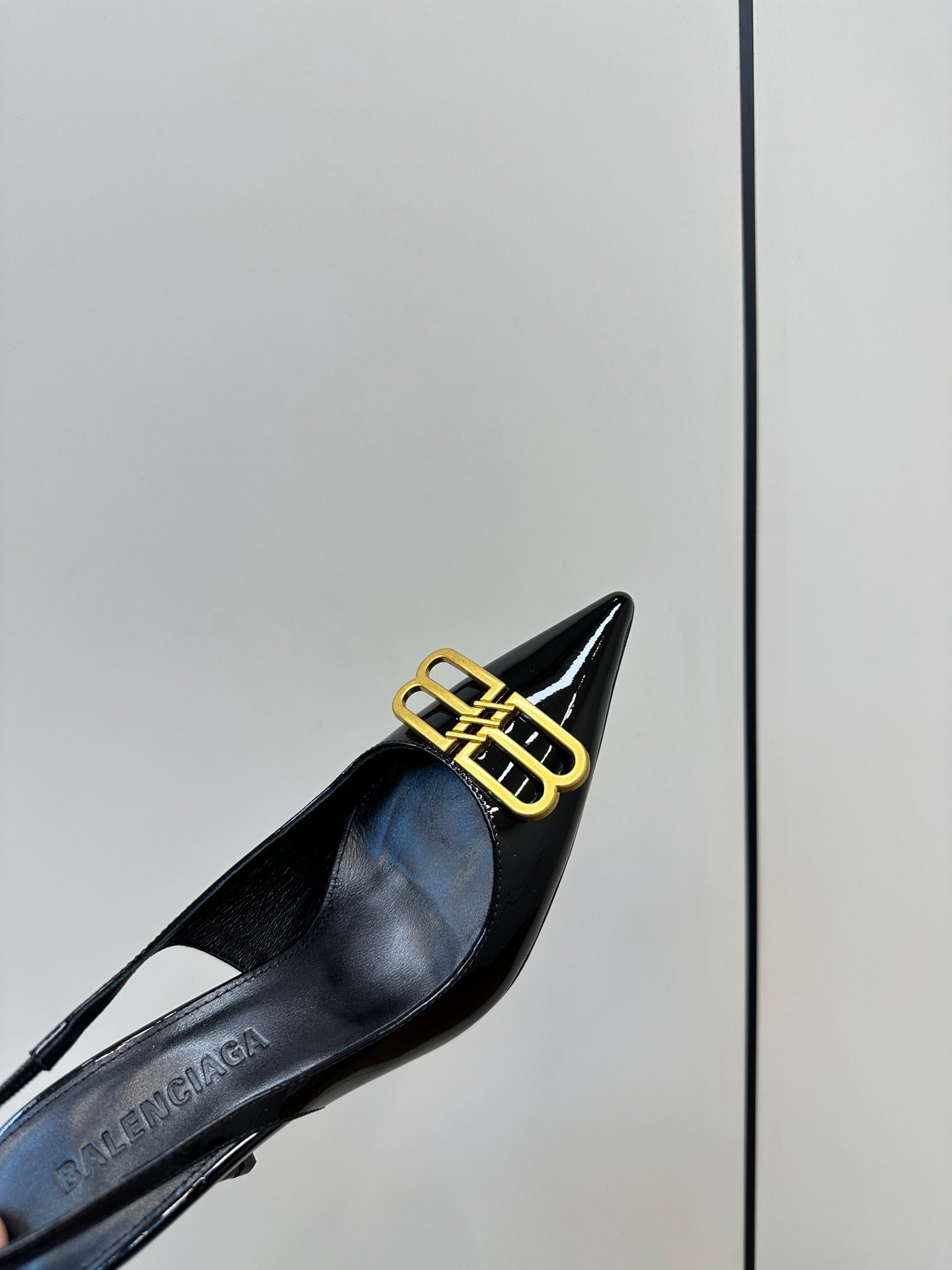 BLACK PATENT SLINGBACK POINTED HEELS