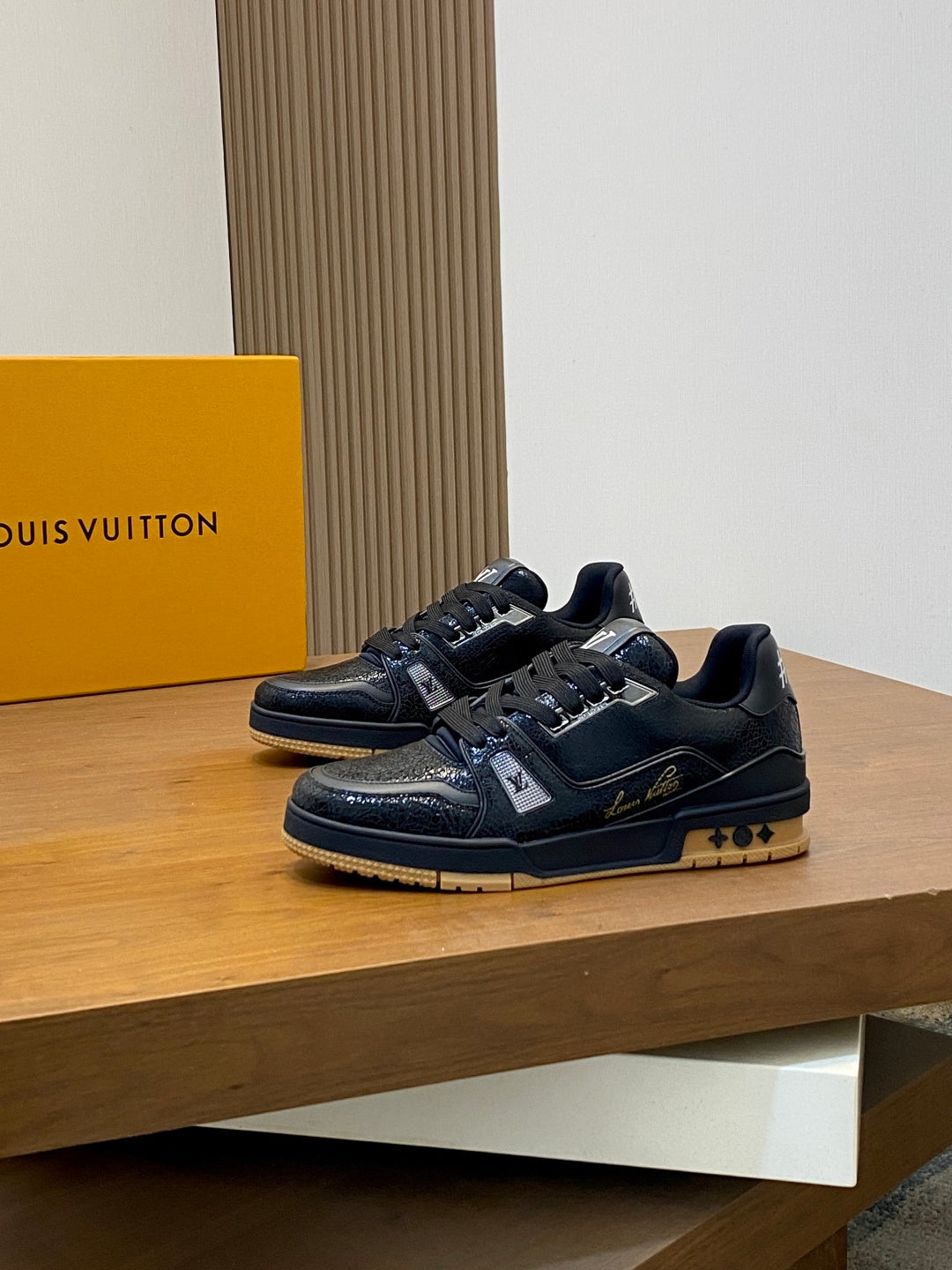 BLACK LOW-TOP LEATHER SNEAKERS WITH TEXTURED DETAILS