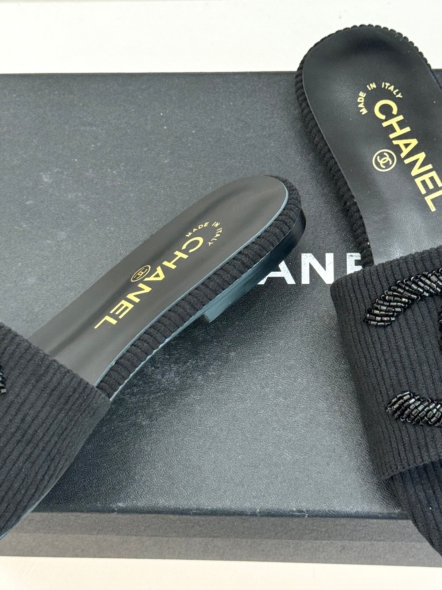 BLACK TEXTURED SLIDE SANDALS