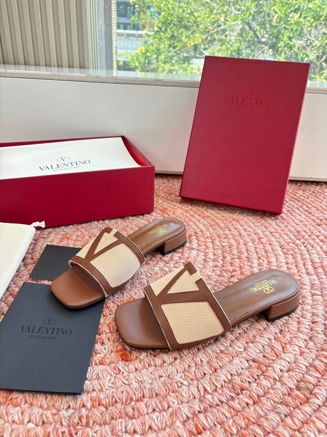 CANVAS SLIDE SANDALS – BROWN & BEIGE