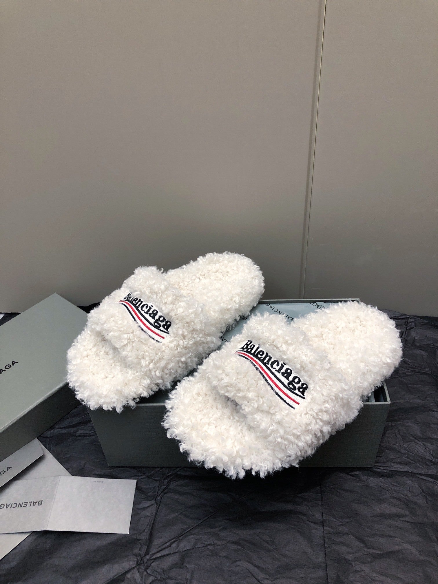 WHITE FLUFFY COMFORT SLIDES