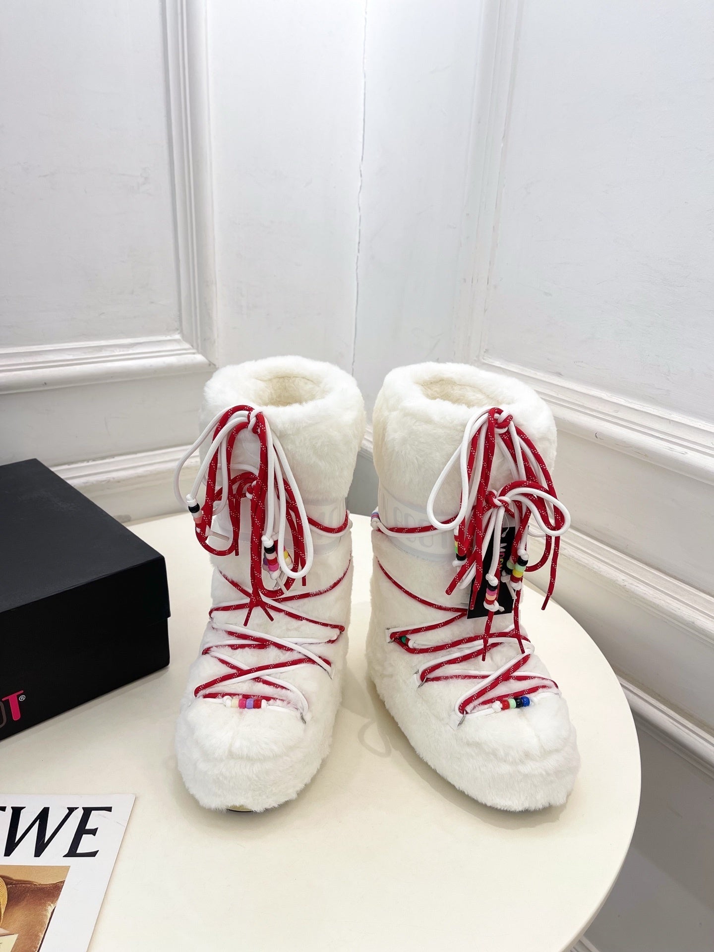 WHITE FAUX FUR LINED WINTER BOOTS WITH DECORATIVE LACES