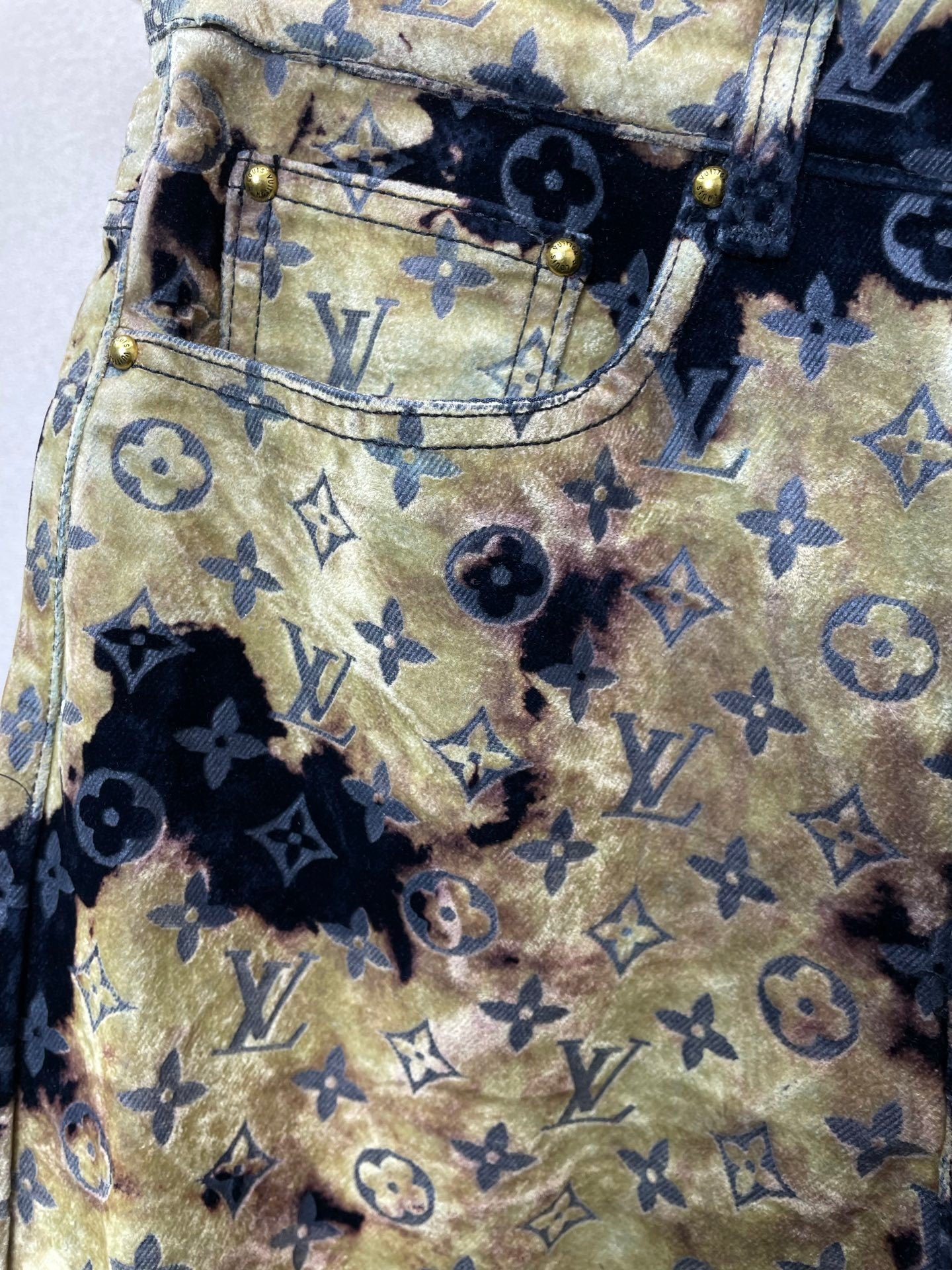 Set aus Jeansjacke und -hose mit Monogramm-Print, gewaschenem Denim