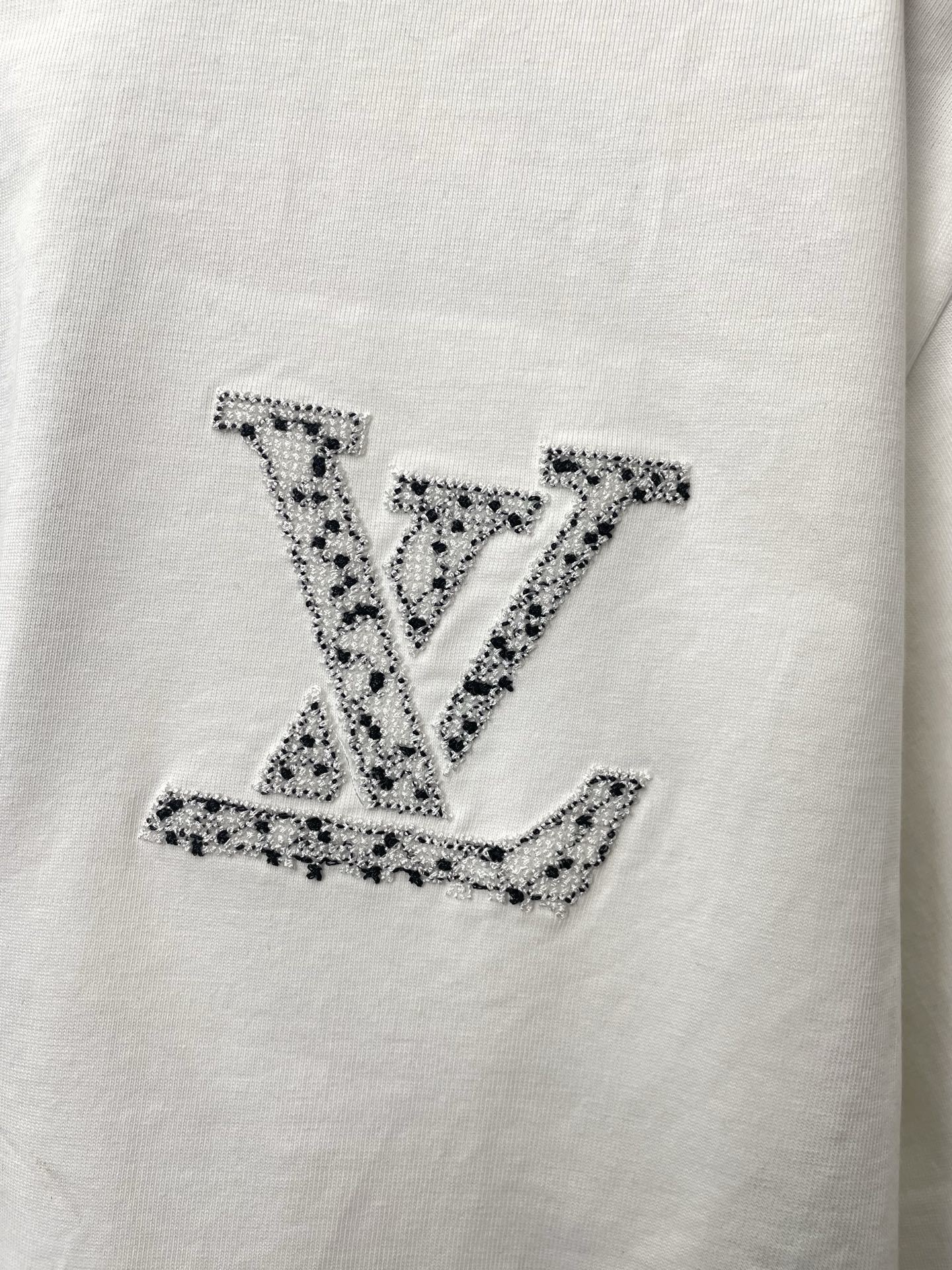 MINIMAL SHORT-SLEEVE T-SHIRT WITH EMBELLISHED CHEST DETAIL