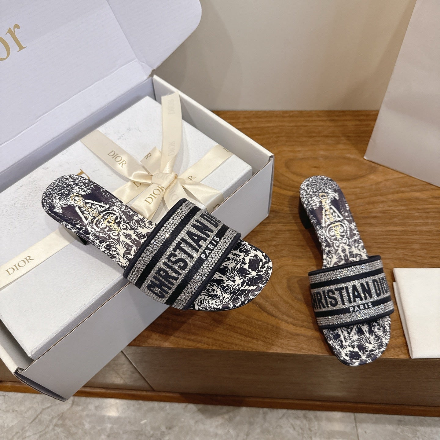 BLACK & WHITE TOILE LOGO SLIDE SANDALS