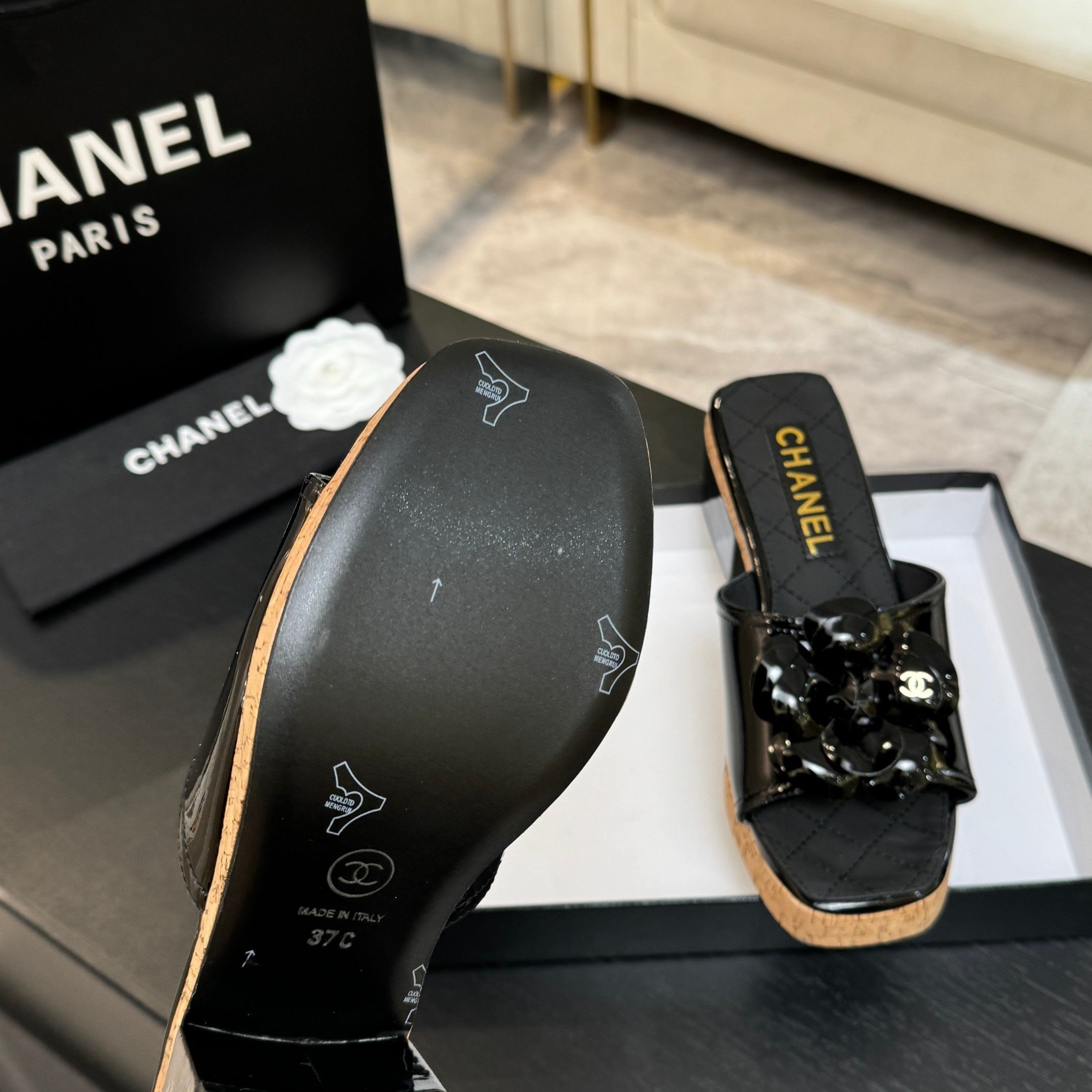 BLACK QUILTED PLATFORM SLIDE SANDALS WITH FLORAL DETAIL