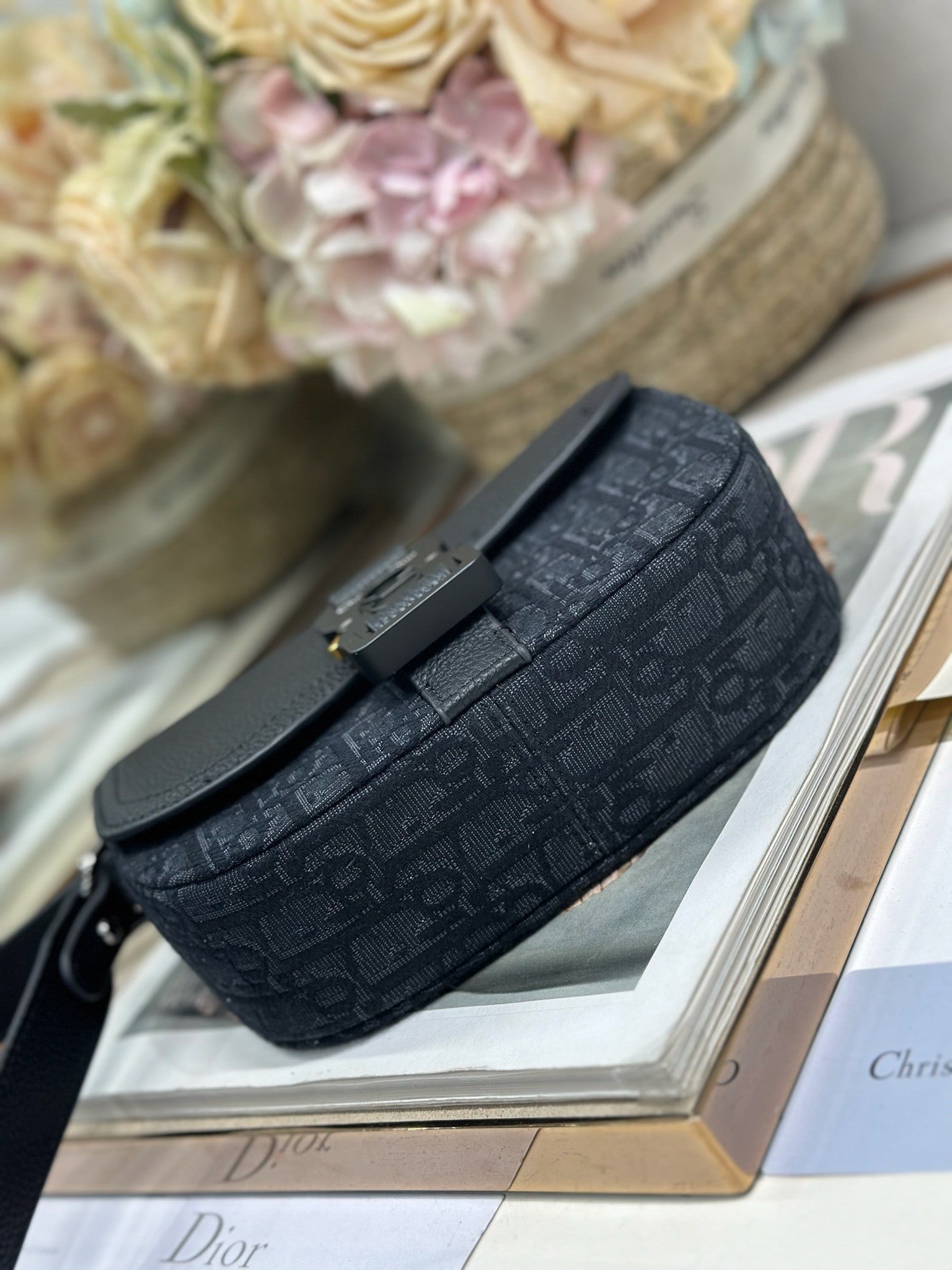 SIGNATURE CANVAS CROSSBODY BAG