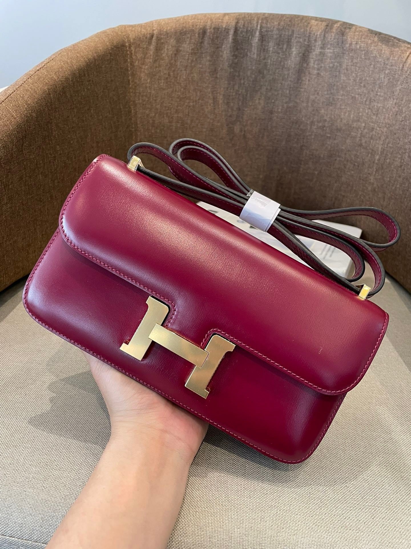 BURGUNDY SMOOTH FINISH CROSSBODY BAG