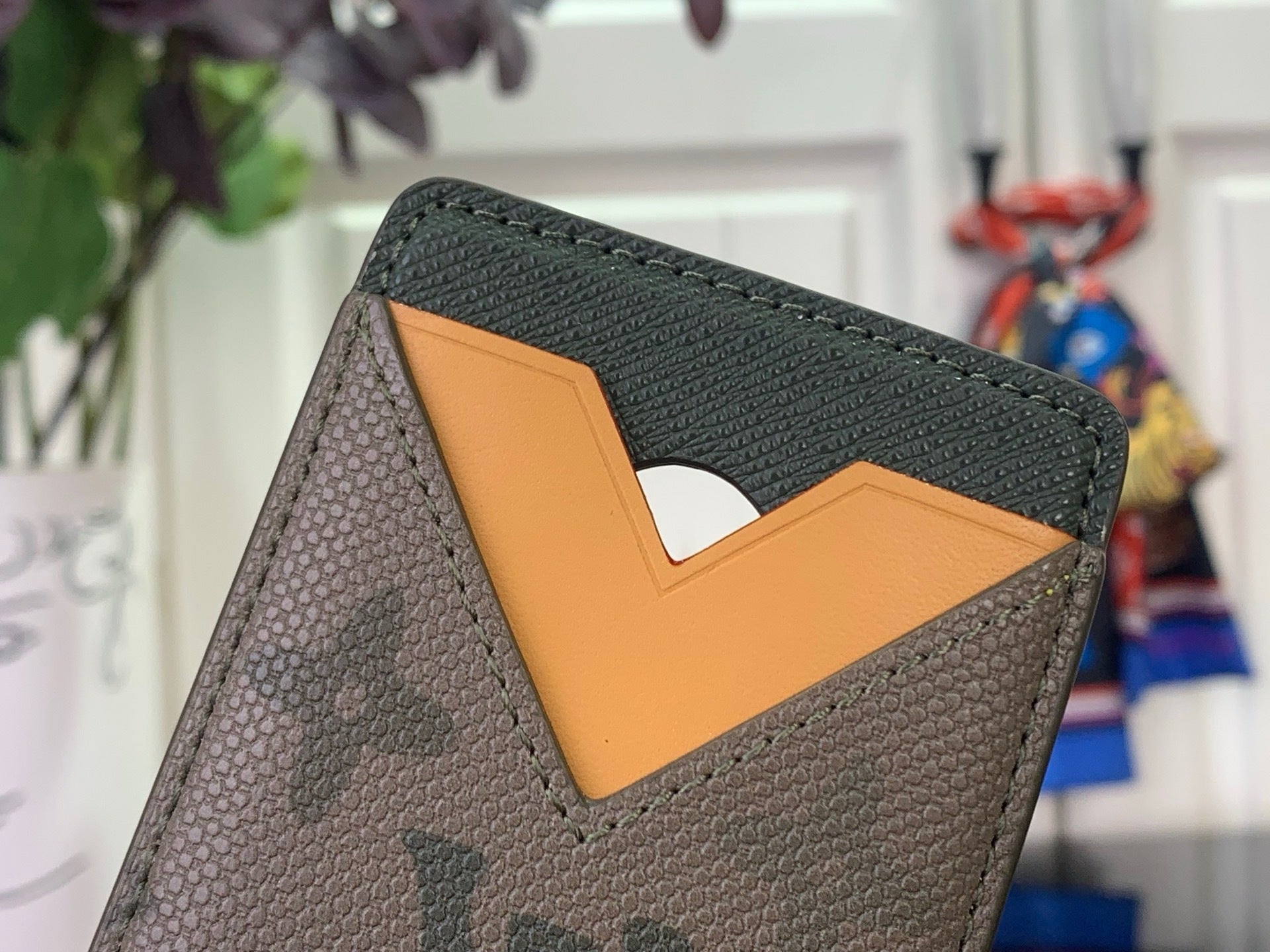 V-DETAIL CARD HOLDER