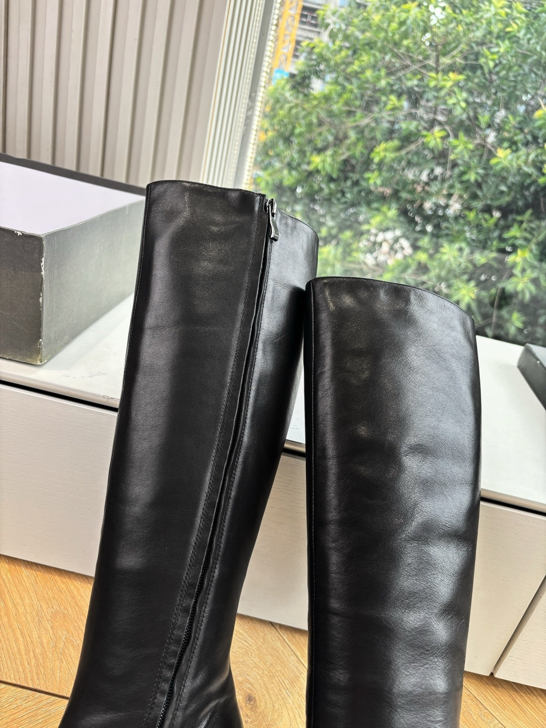 BLACK KNEE-HIGH BUCKLE HEEL BOOTS