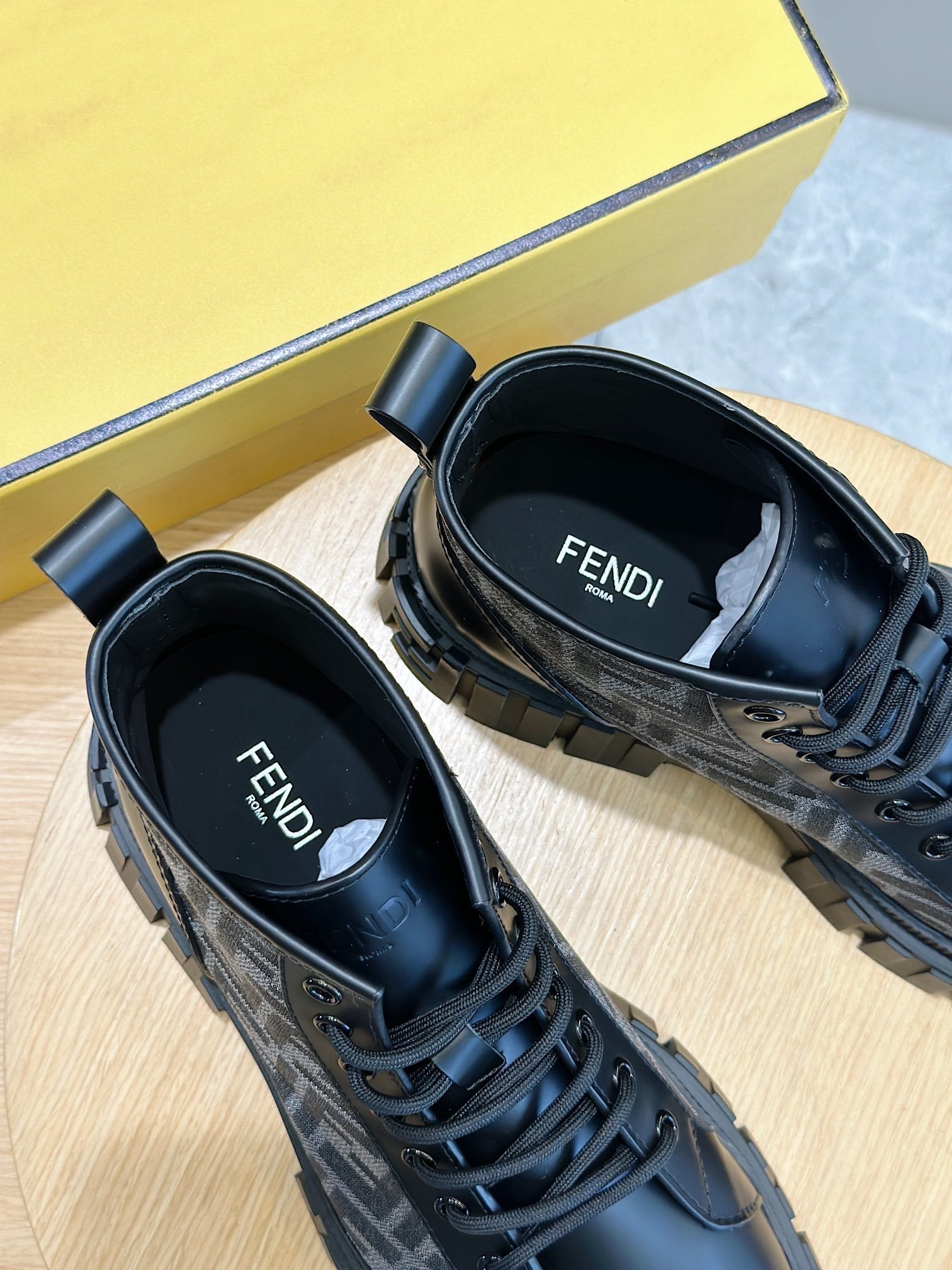 Schwarze Schnürstiefeletten mit Monogramm-Detail und dicker Sohle