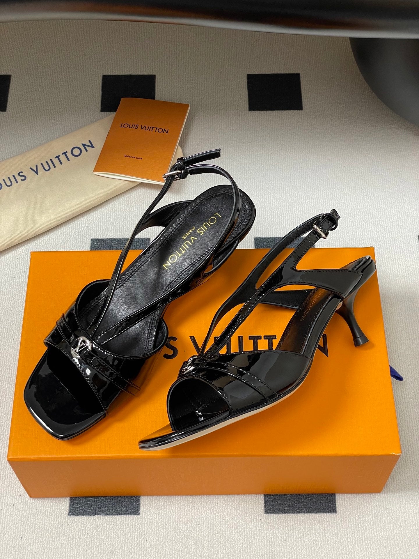 PATENT STRAP SLINGBACK SANDALS – BLACK