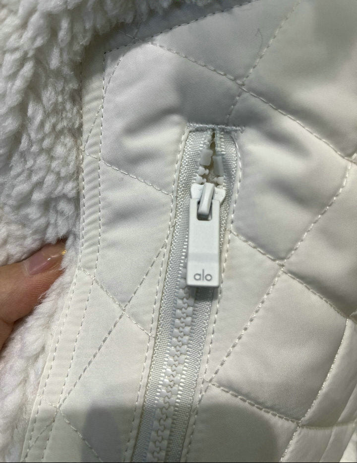CHAQUETA DE PELUCHE CORTA CON PANELES ACOLCHADOS