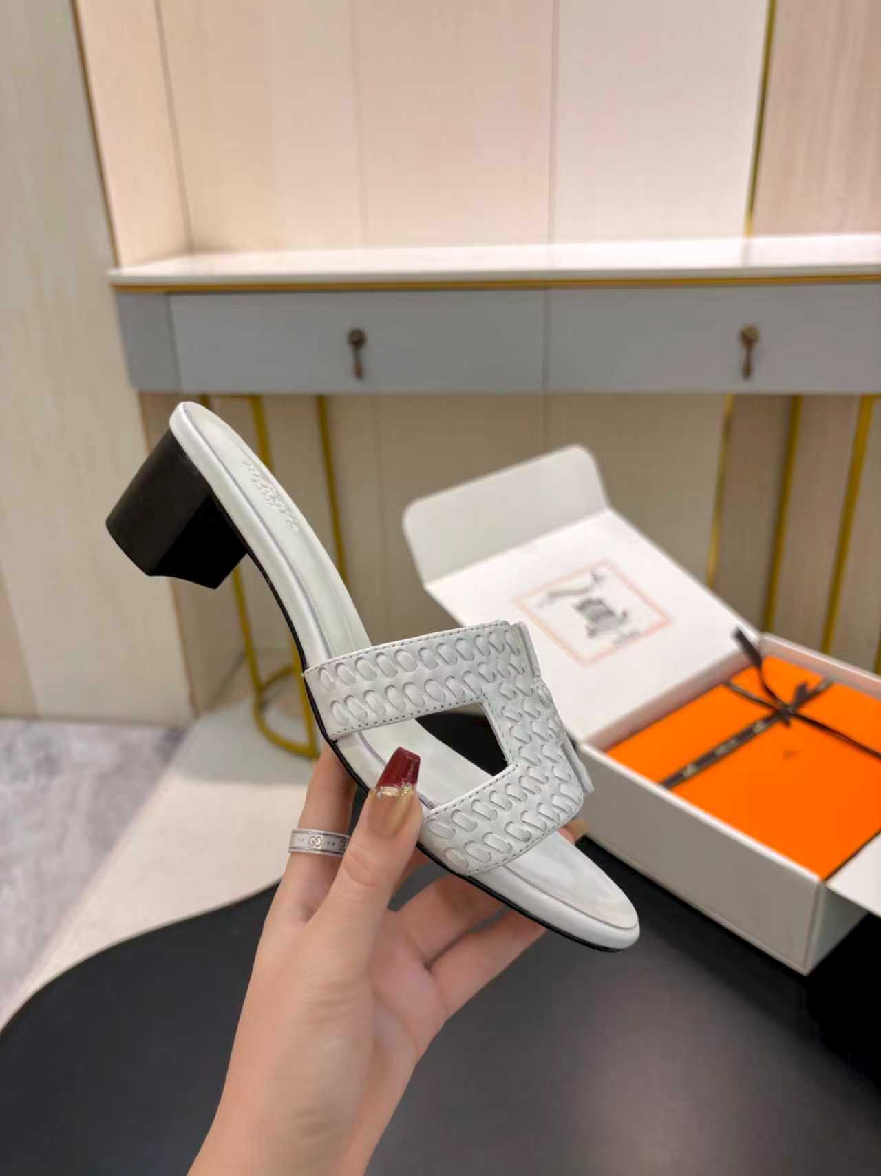 WHITE LEATHER HEELED SLIDE SANDALS