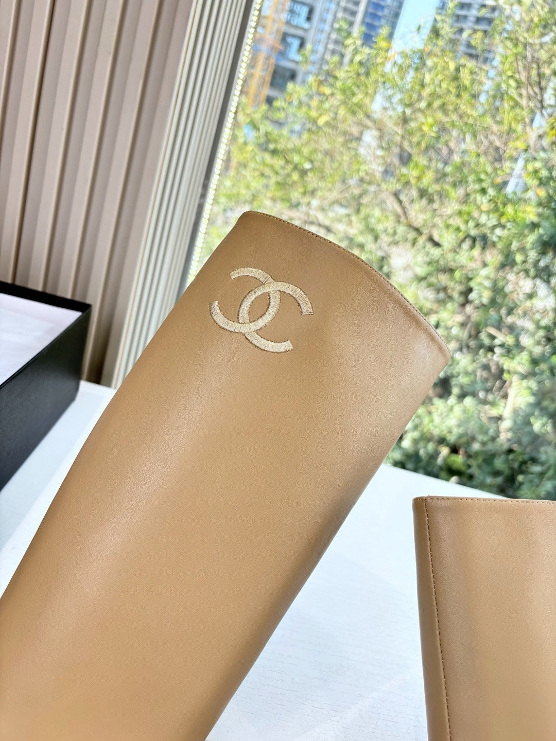 BEIGE LEATHER KNEE-HIGH BOOTS WITH BLACK CAP TOE AND BLOCK HEEL