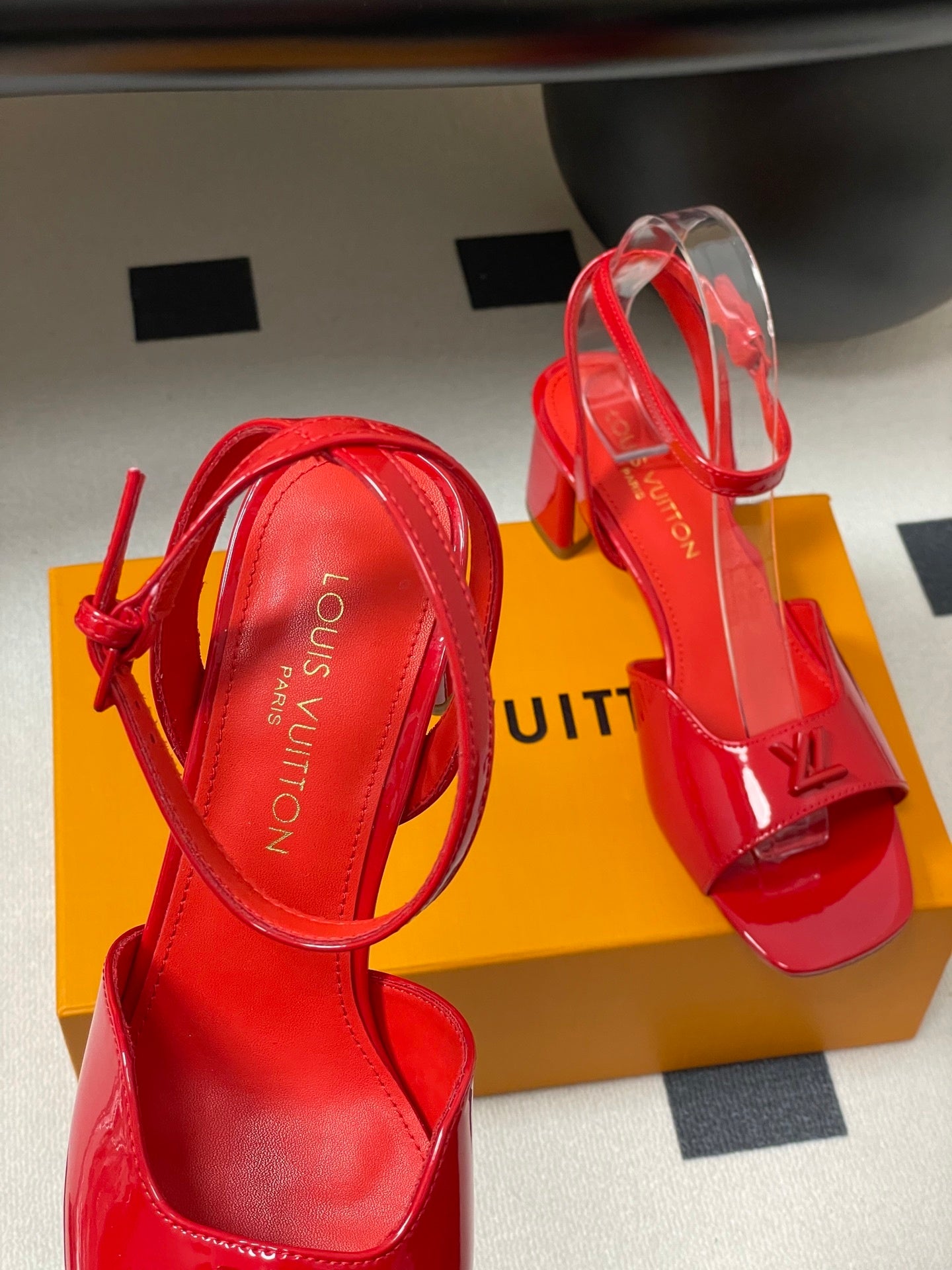PATENT LEATHER BLOCK HEEL SANDALS – RED