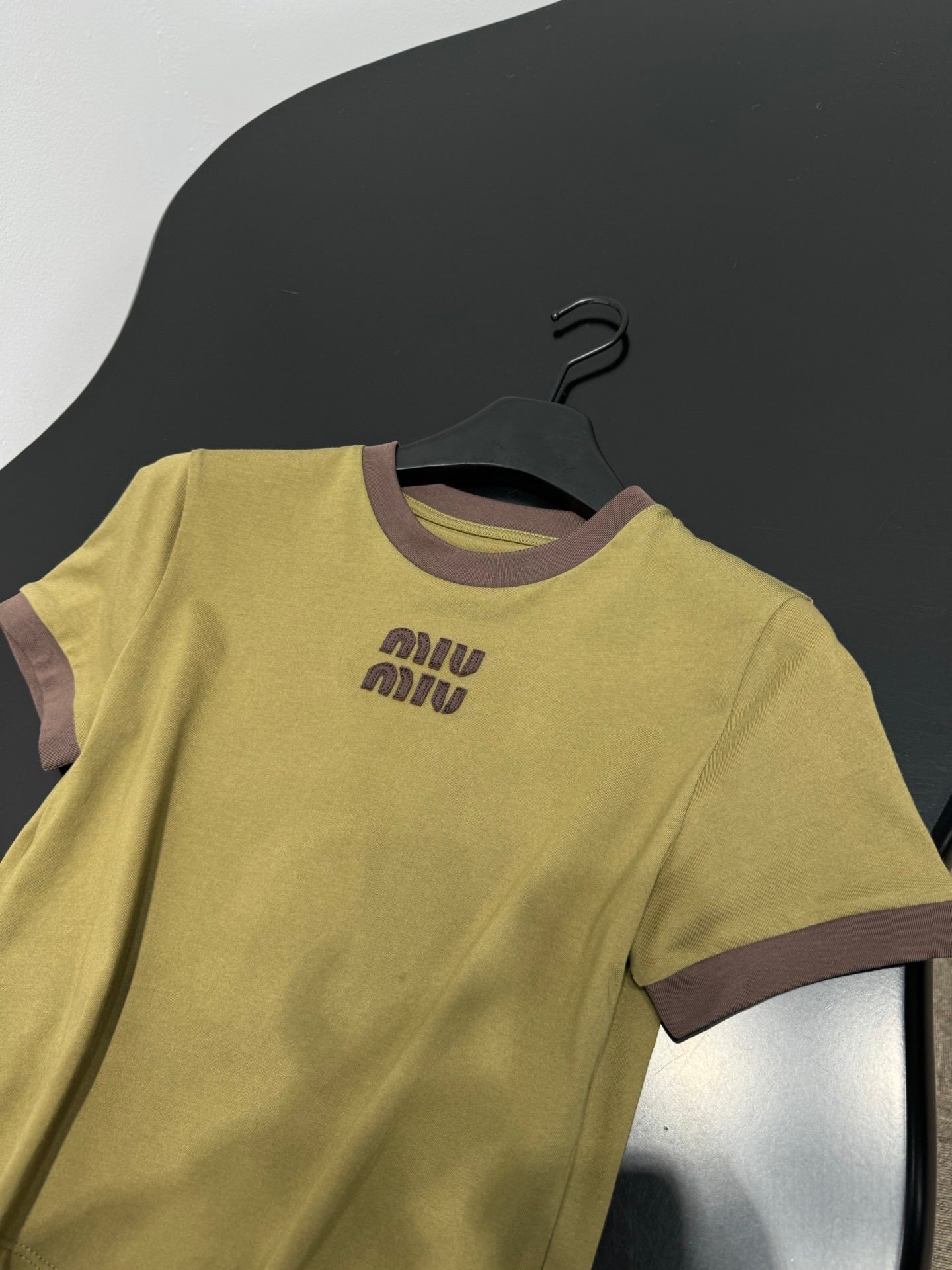 CONTRAST TRIM LOGO CROPPED T-SHIRT