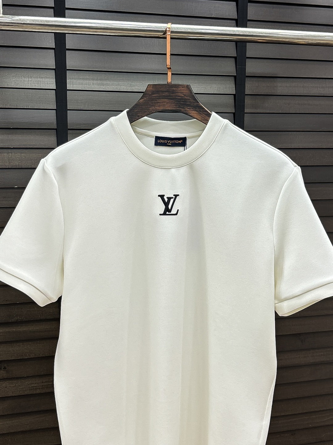 MINIMAL BESTICKTES KURZARM-T-SHIRT