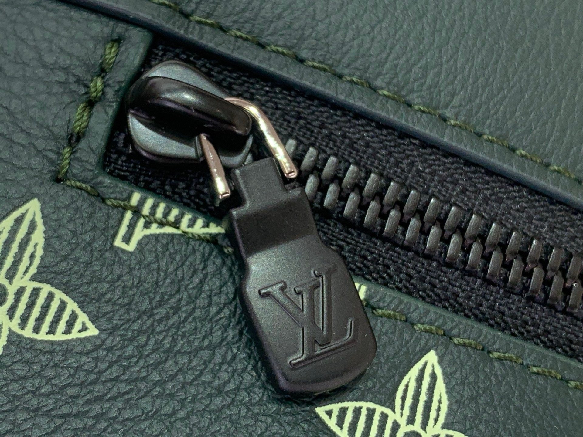 SPORTY BARREL CROSSBODY BAG