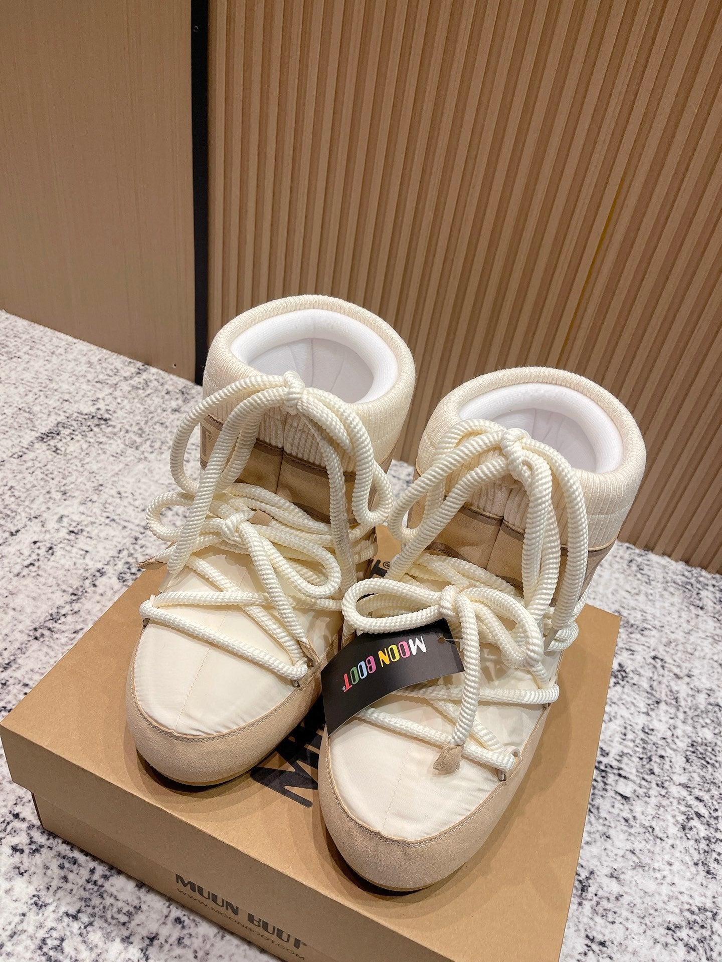 CREAM PADDED WINTER BOOTS WITH LACE-UP CLOSURE