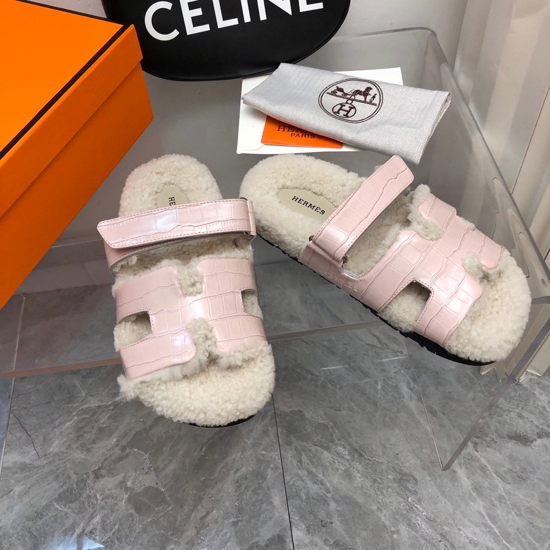 BLUSH SHEARLING SLIDE SANDALS WITH EMBOSSED STRAPS
