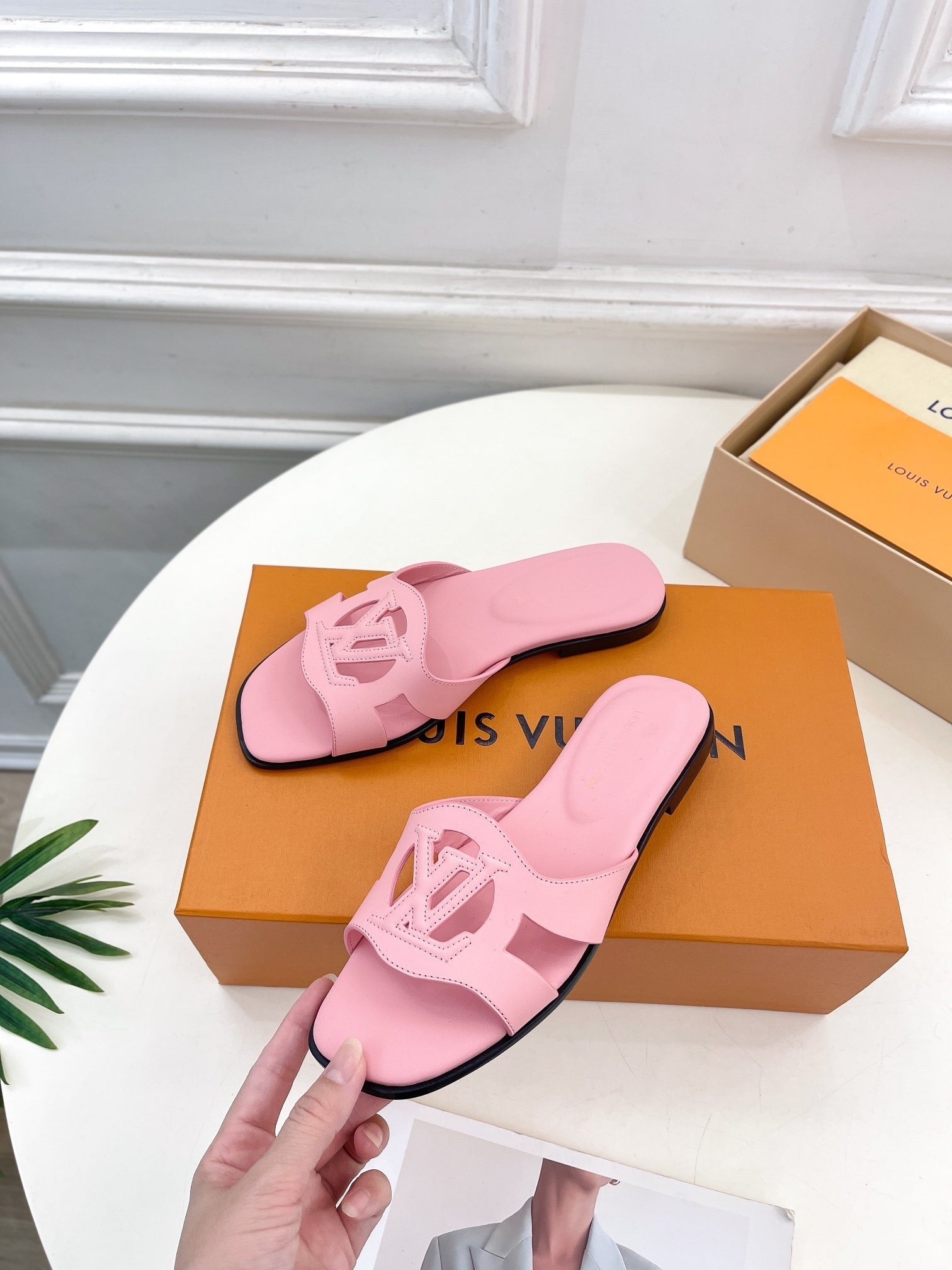 PASTEL PINK LOGO CUT-OUT FLAT SLIDES