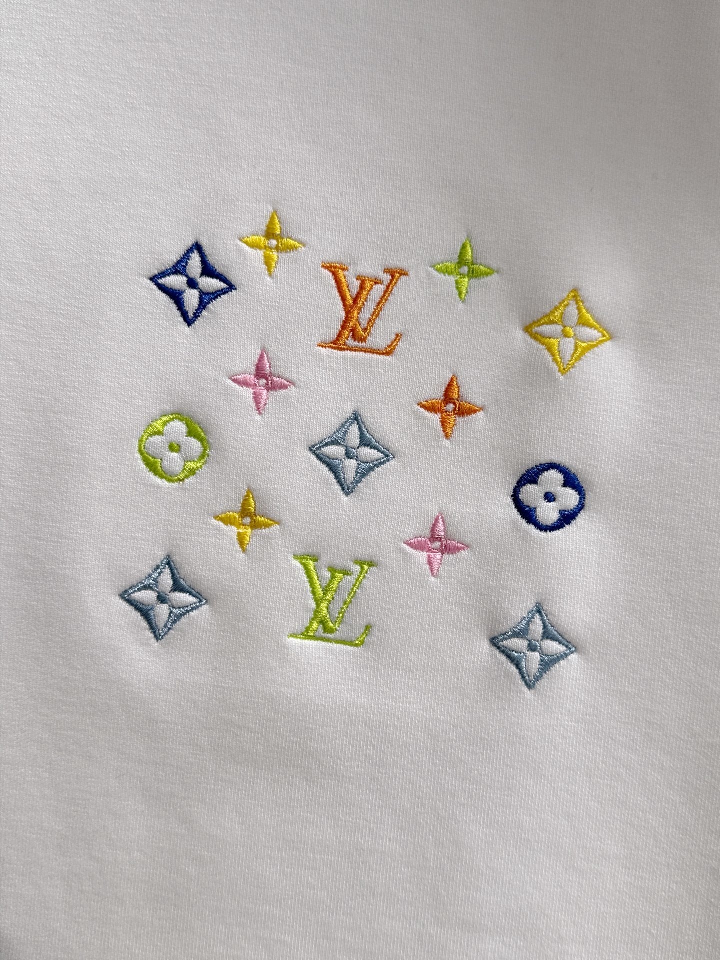 MINIMAL EMBROIDERED CREWNECK SWEATSHIRT