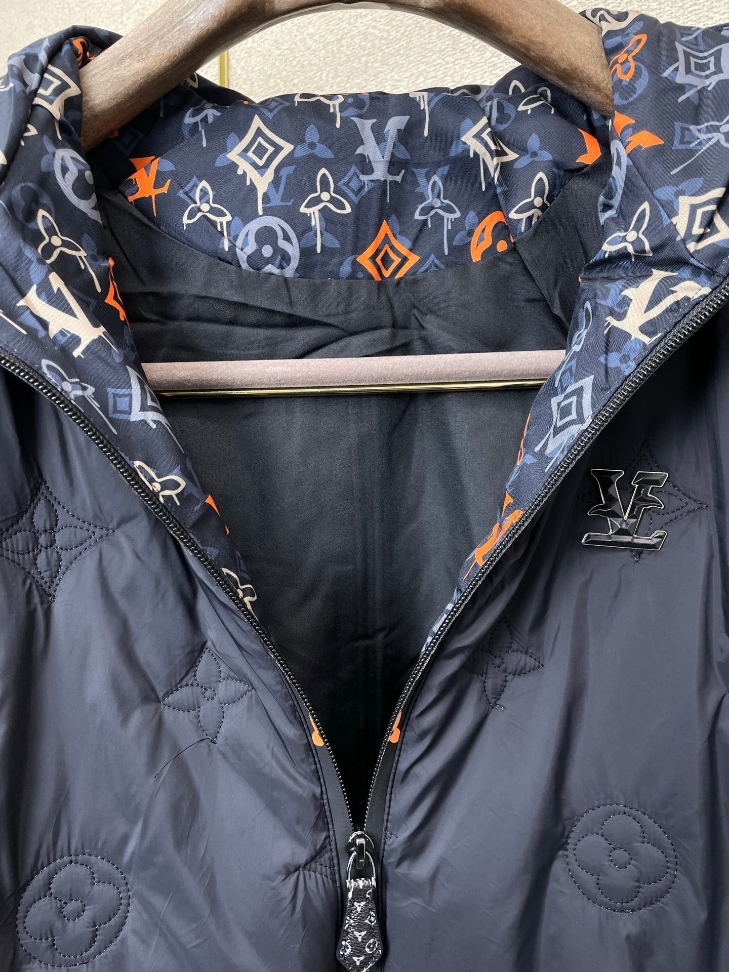 GESTEPPTE, ISOLIERTE REISSVERSCHLUSSJACKE MIT KAPUZE