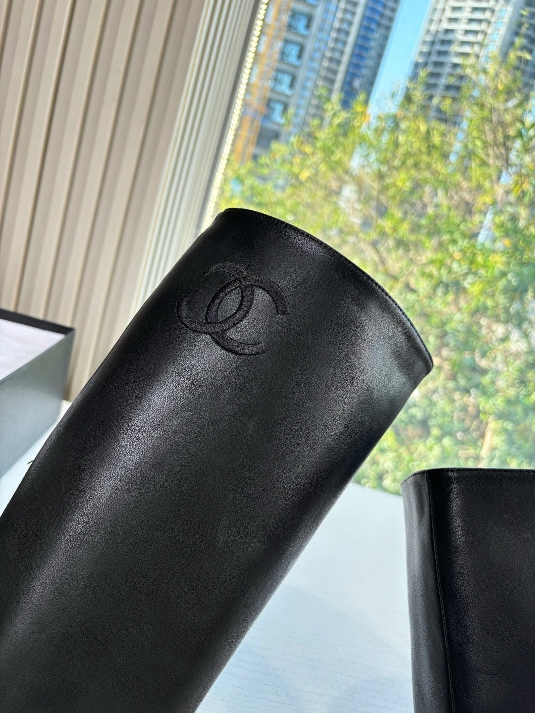 BLACK LEATHER KNEE-HIGH BOOTS WITH BLOCK HEEL