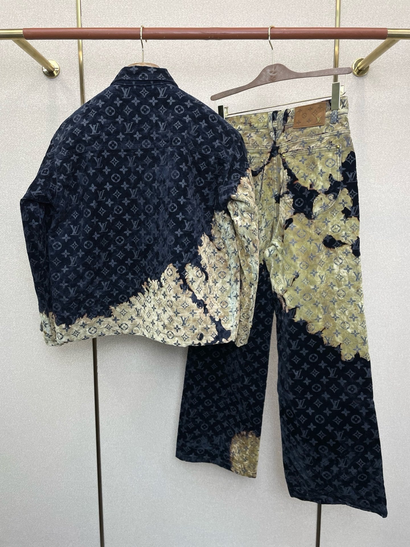 Set aus Jeansjacke und -hose mit Monogramm-Print, gewaschenem Denim