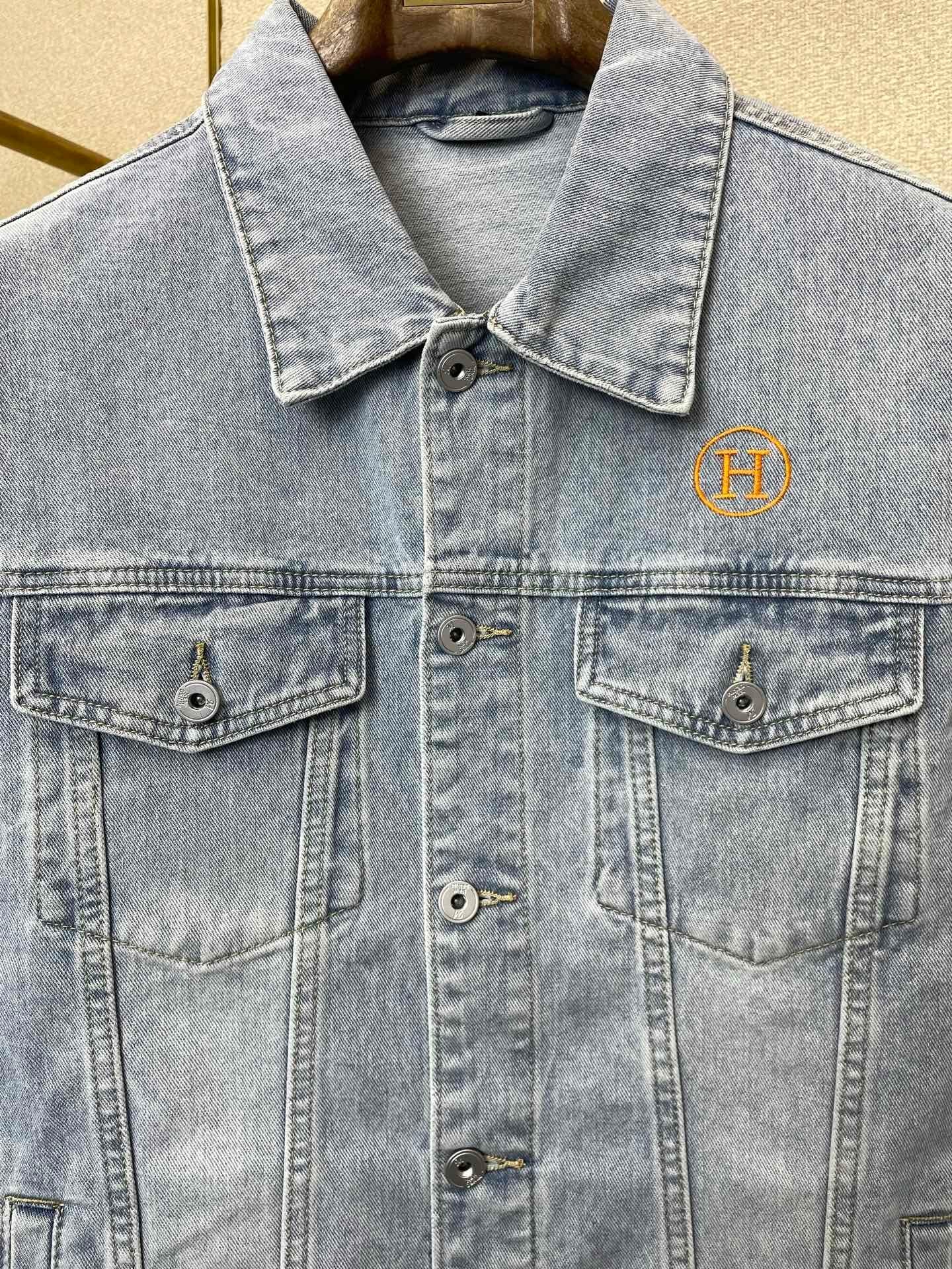 VINTAGE WASH DENIM JACKET WITH CLASSIC BUTTON FRONT