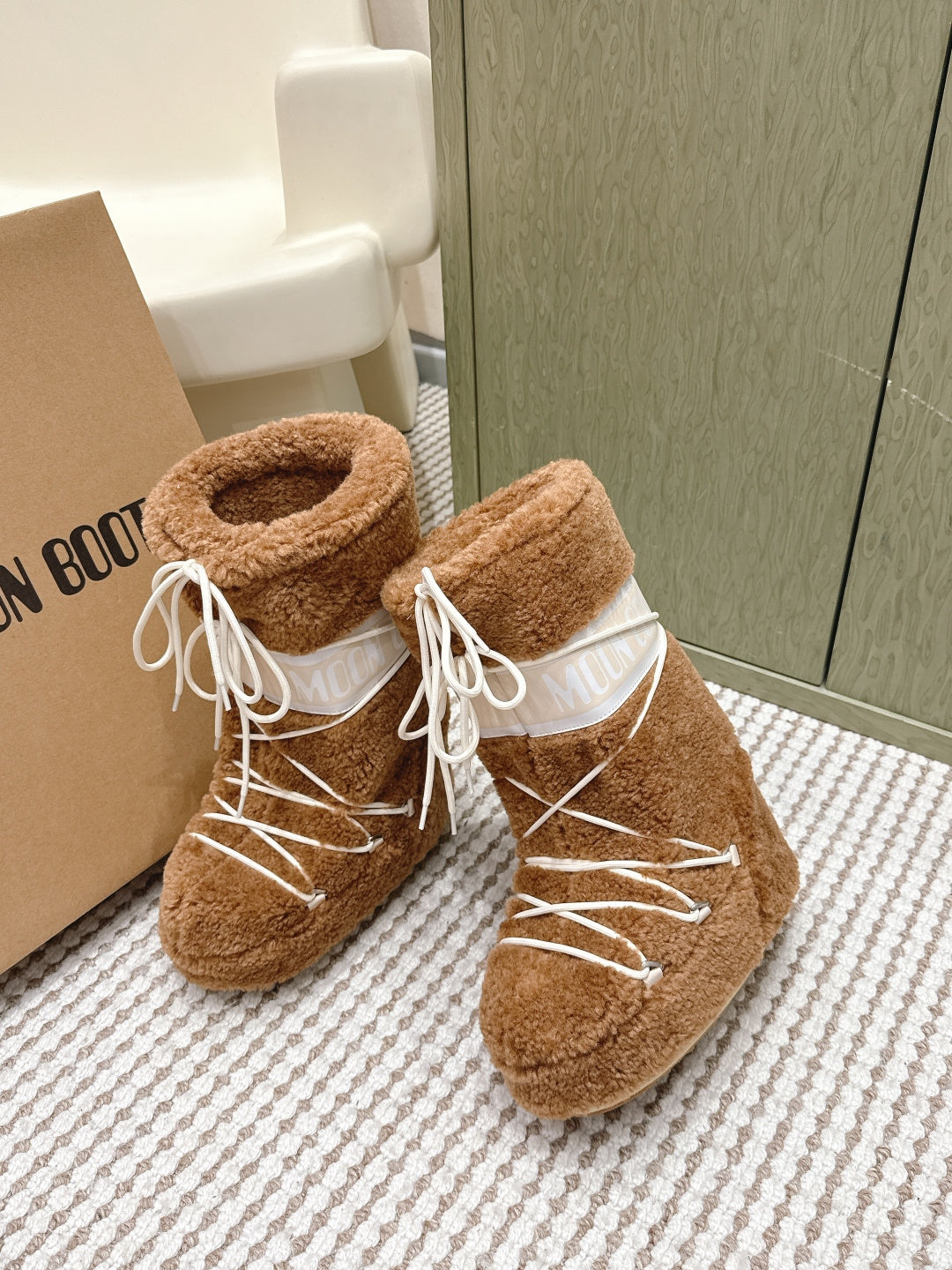 BROWN FAUX FUR LINED WINTER BOOTS