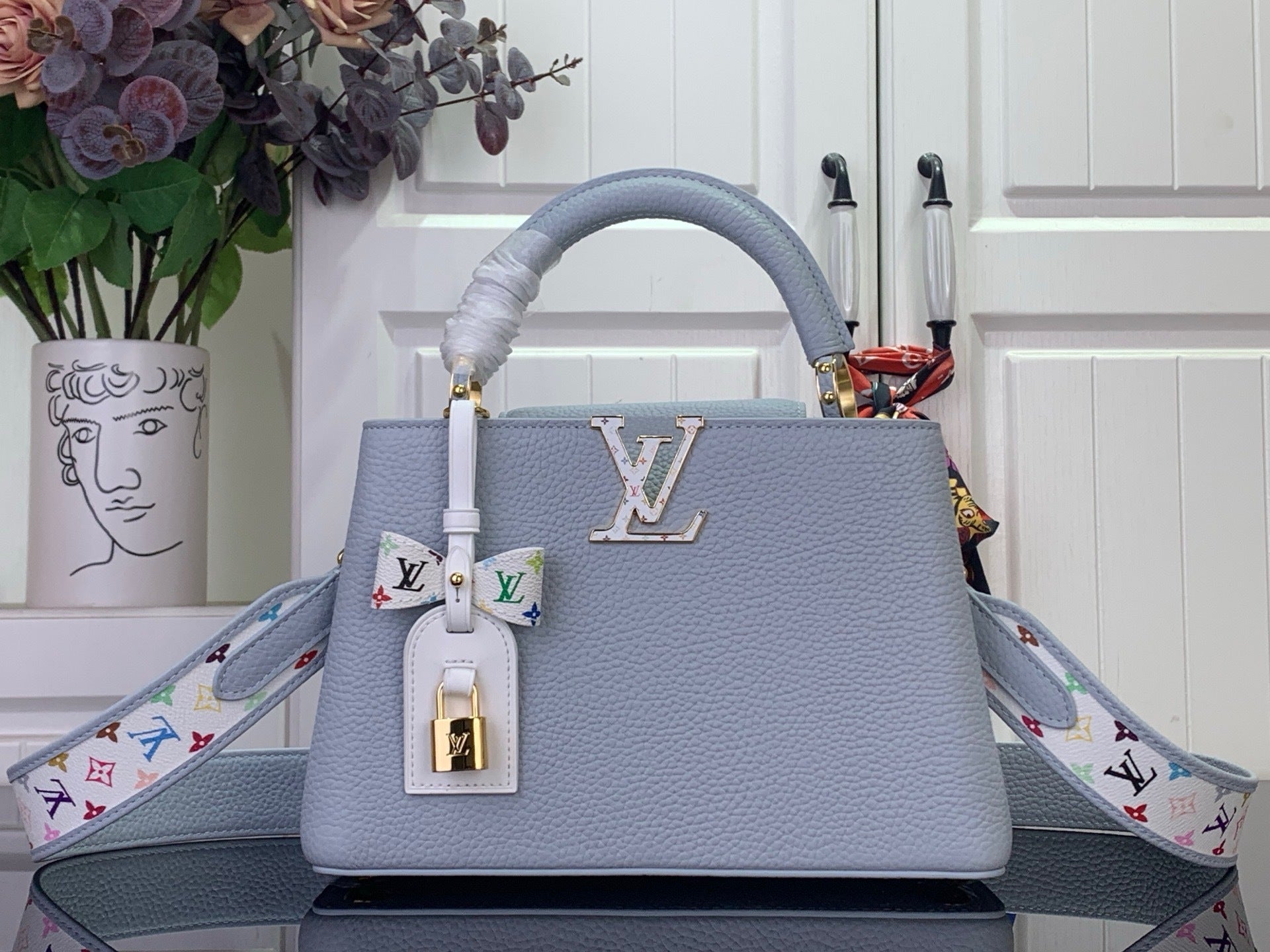 TASCHE MIT STRUKTURIERTEM OBEREN TRAGEGRIFF