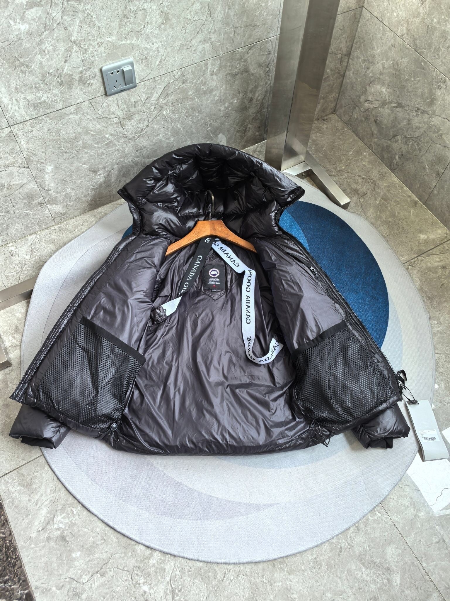 BLACK HOODED PUFFER JACKET