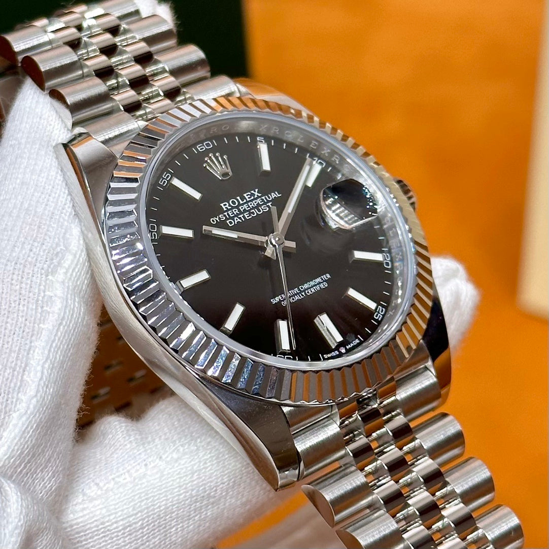 ELEGANT SILVER CLASSIC WATCH
