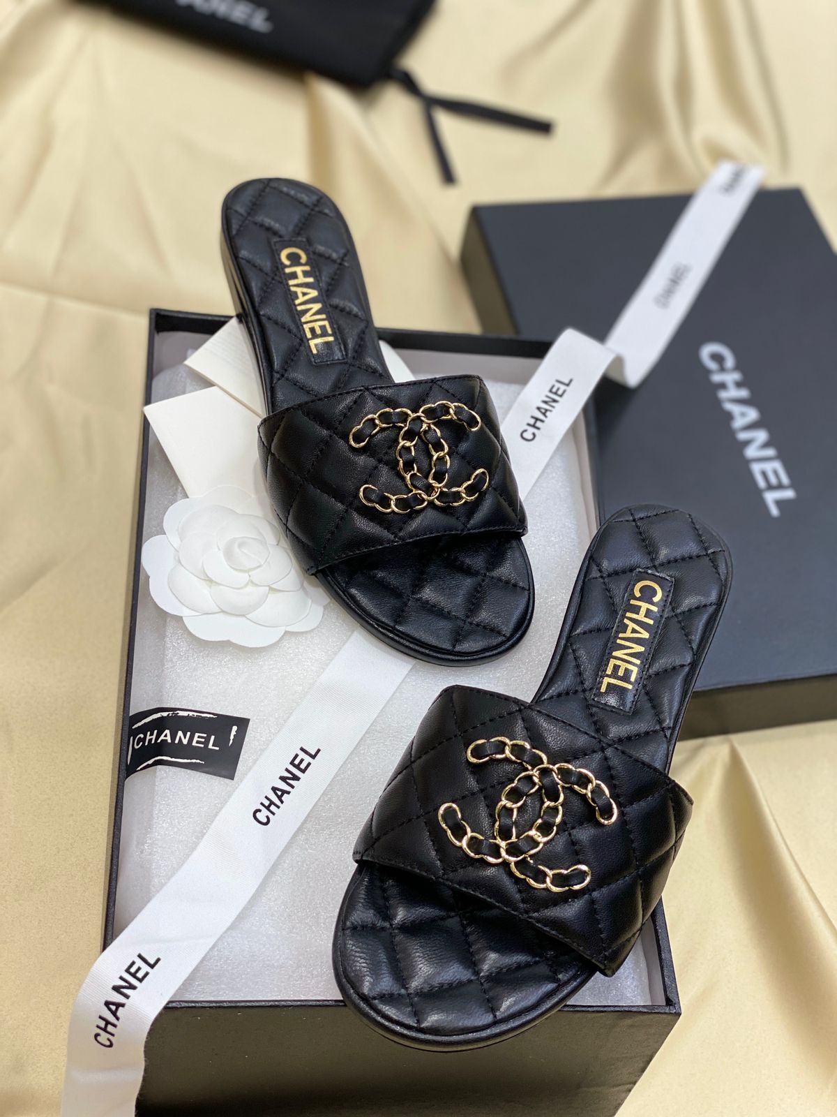 BLACK QUILTED CHAIN DETAIL SLIDE SANDALS