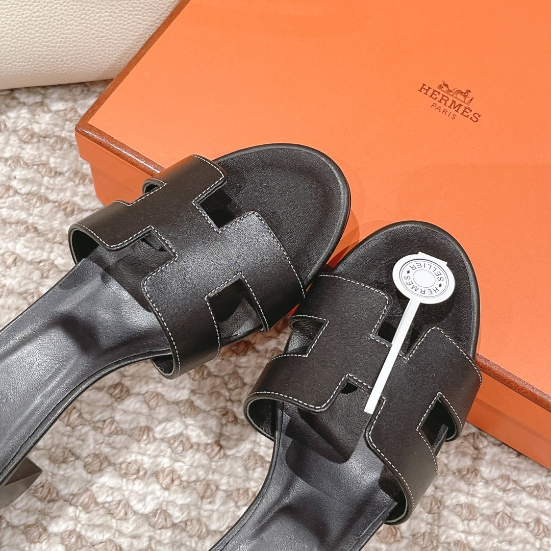 BLACK LEATHER BLOCK HEEL SLIDES