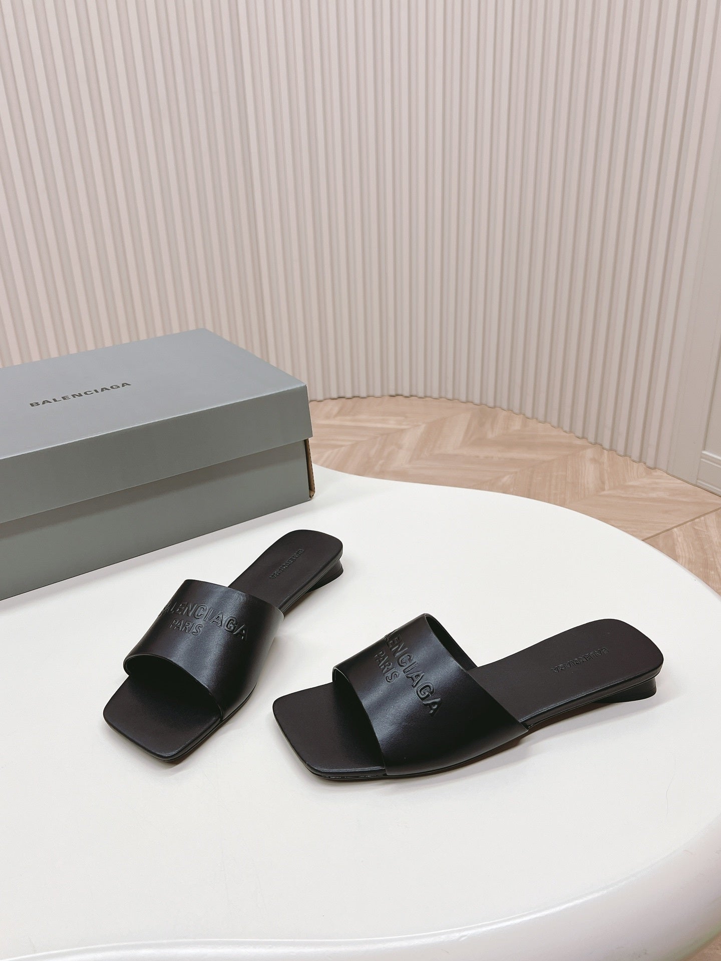 BLACK MINIMAL FLAT MULES