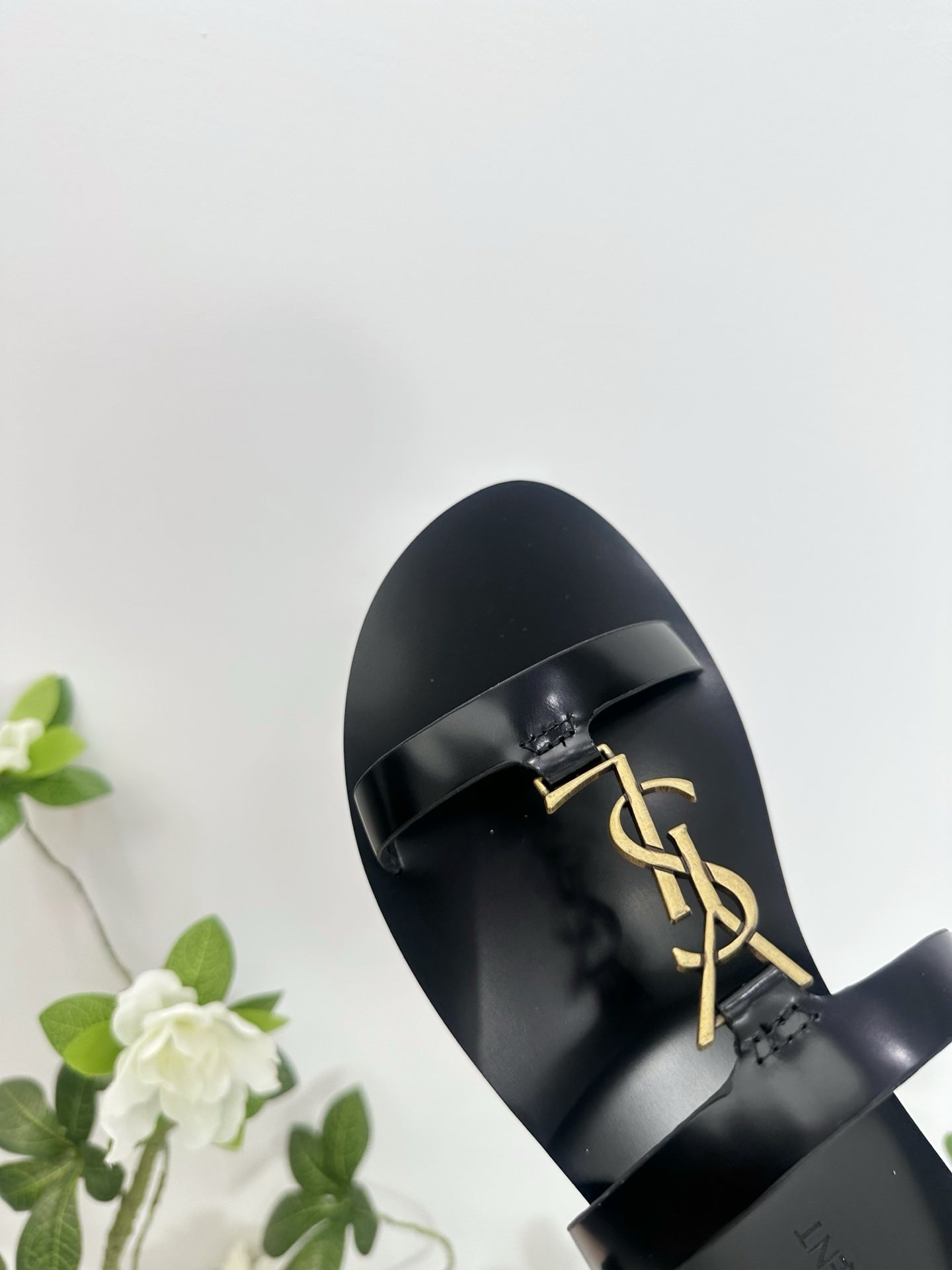 BLACK MINIMAL STRAP SANDALS WITH GOLD LOGO ACCENT