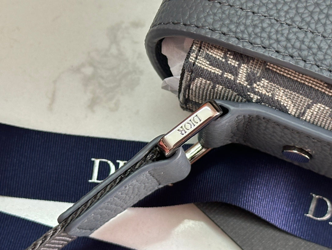 TEXTURED CROSSBODY BAG WITH FLAP CLOSURE