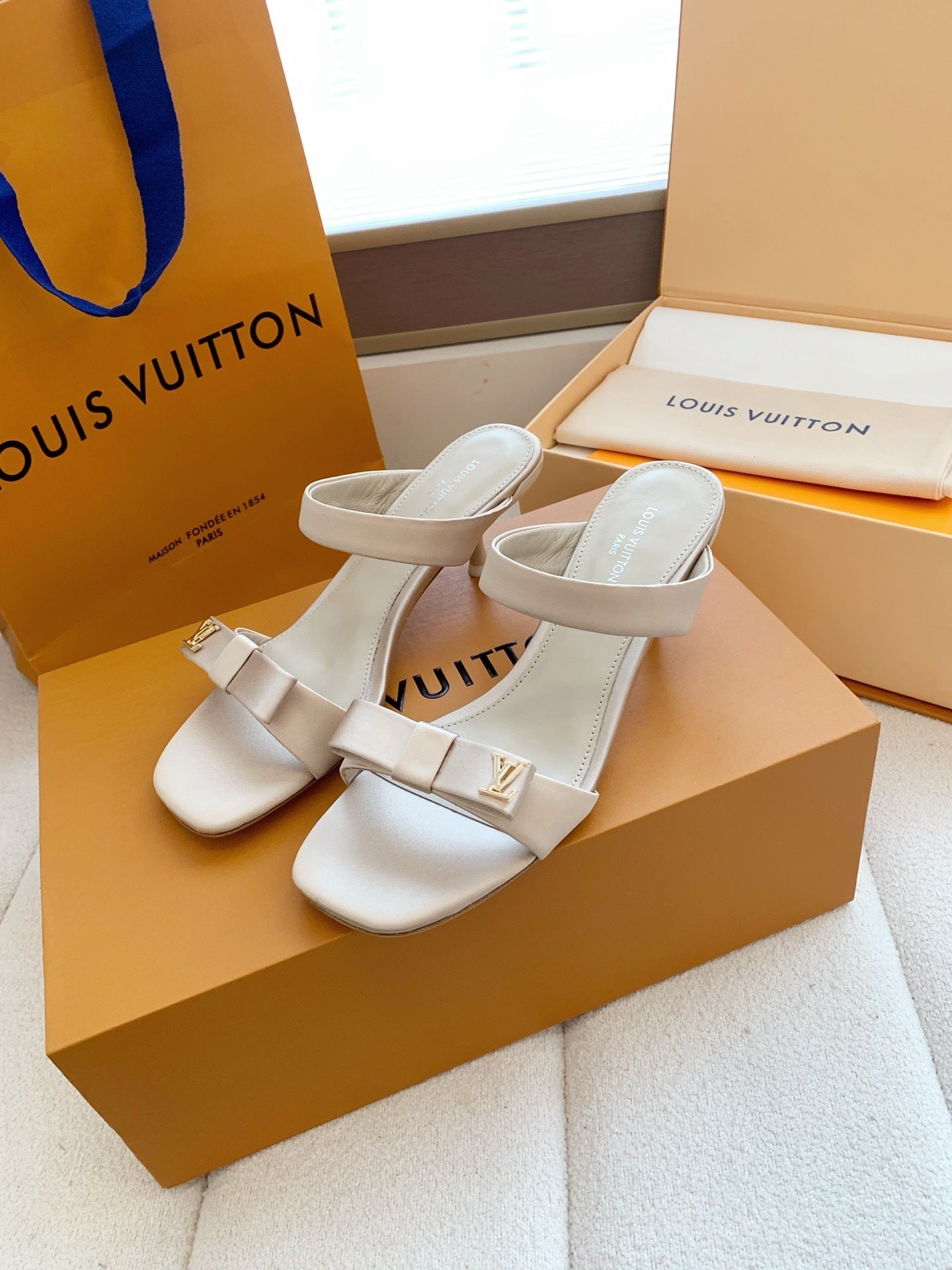 BEIGE BOW DETAIL SLIDE HEEL SANDALS