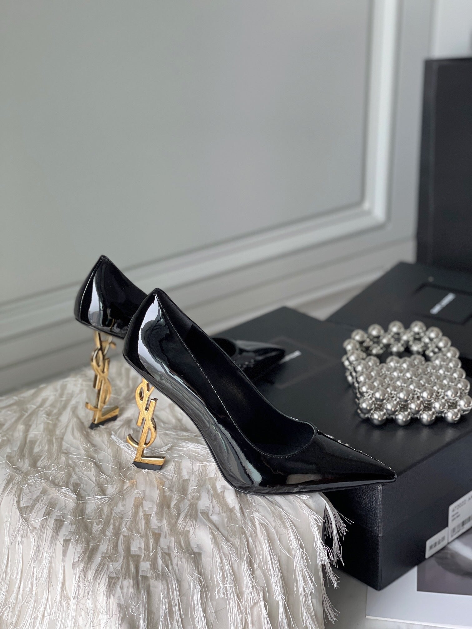 PATENT LEATHER POINTED-TOE LOGO HEEL PUMPS