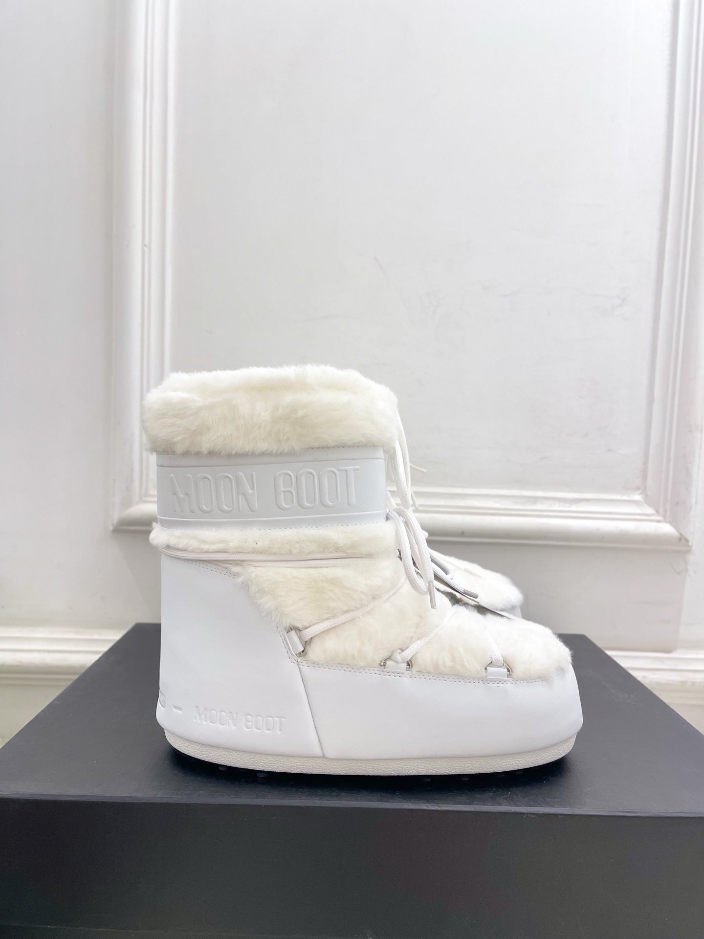 WINTER WHITE BOOTS WITH FAUX FUR LINING
