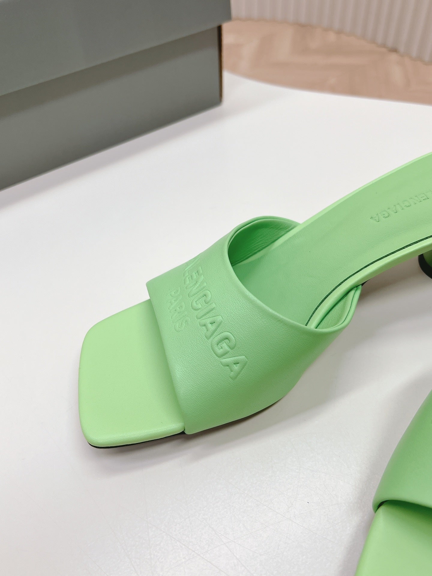 GREEN MINIMAL BLOCK HEEL MULES
