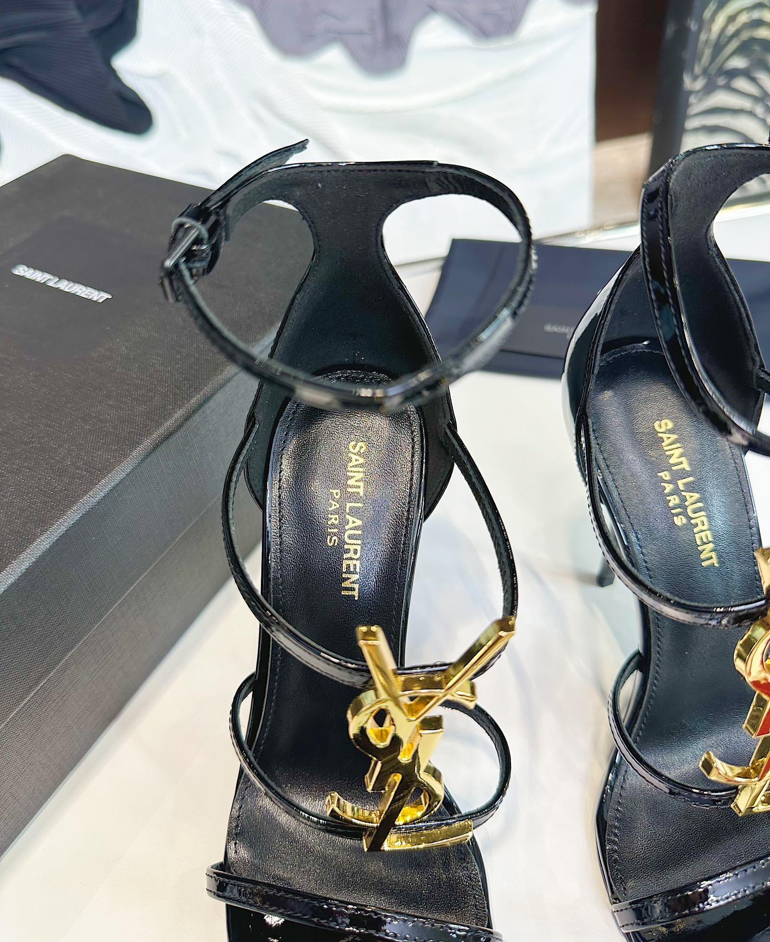 PATENT LEATHER ANKLE-STRAP LOGO HEEL SANDALS